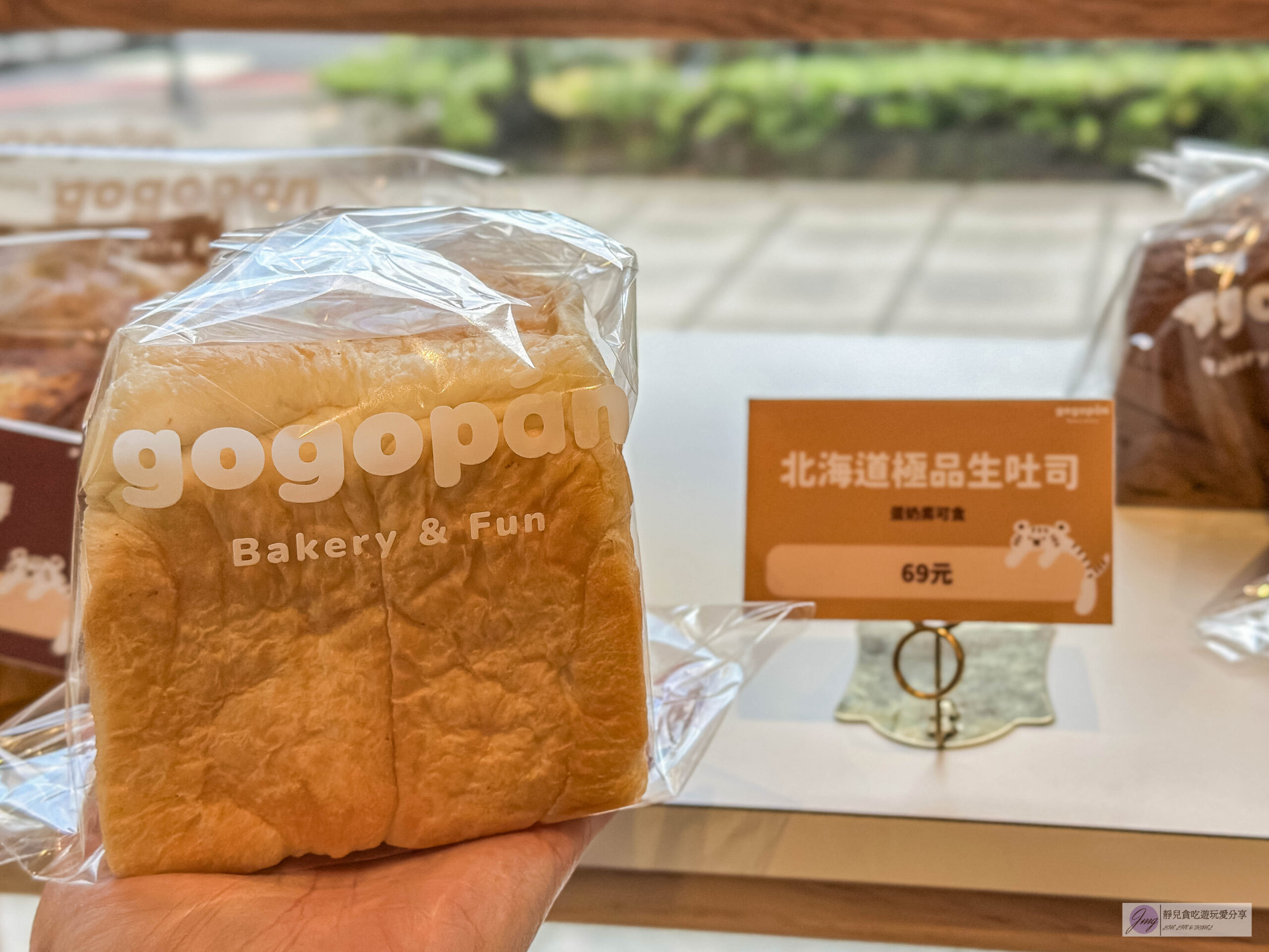 元氣麵包社gogopan-台中有名的韓系麵包店！每日現烤可頌捲心酥4顆100元，脆皮千層吐司、扁可頌、牛奶棒推薦/中路特區美食 @靜兒貪吃遊玩愛分享