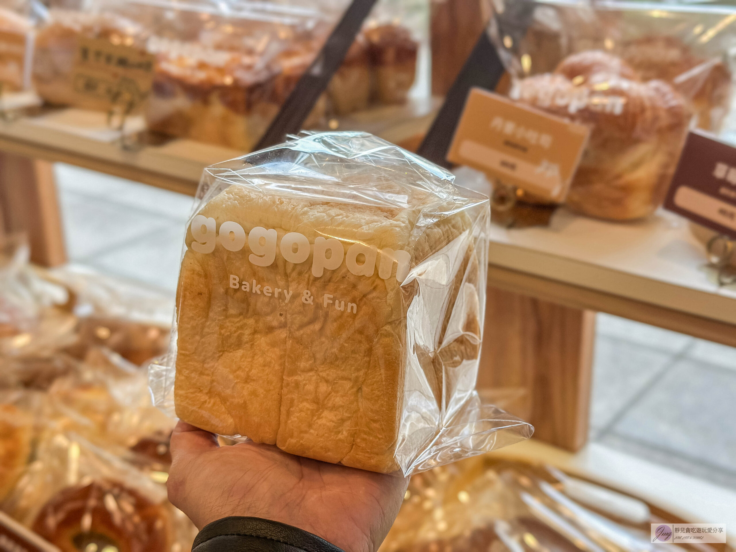 元氣麵包社gogopan-台中有名的韓系麵包店！每日現烤可頌捲心酥4顆100元，脆皮千層吐司、扁可頌、牛奶棒推薦/中路特區美食 @靜兒貪吃遊玩愛分享