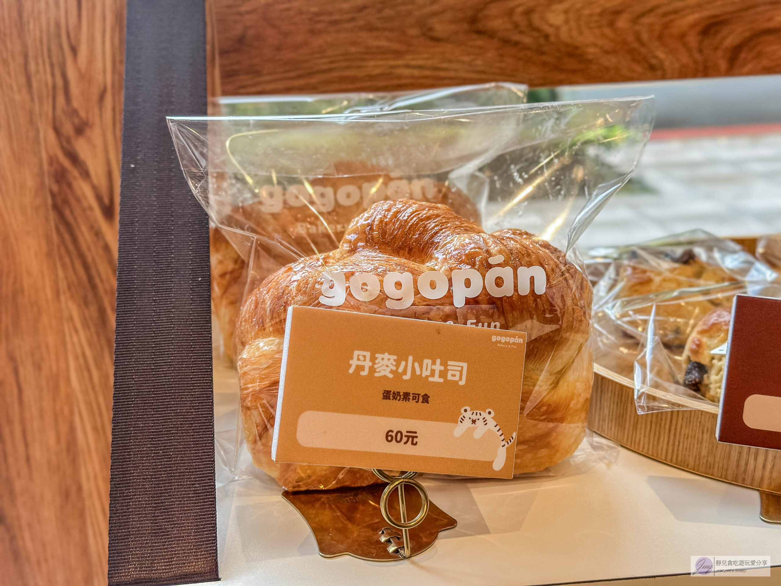 元氣麵包社gogopan-台中有名的韓系麵包店！每日現烤可頌捲心酥4顆100元，脆皮千層吐司、扁可頌、牛奶棒推薦/中路特區美食 @靜兒貪吃遊玩愛分享