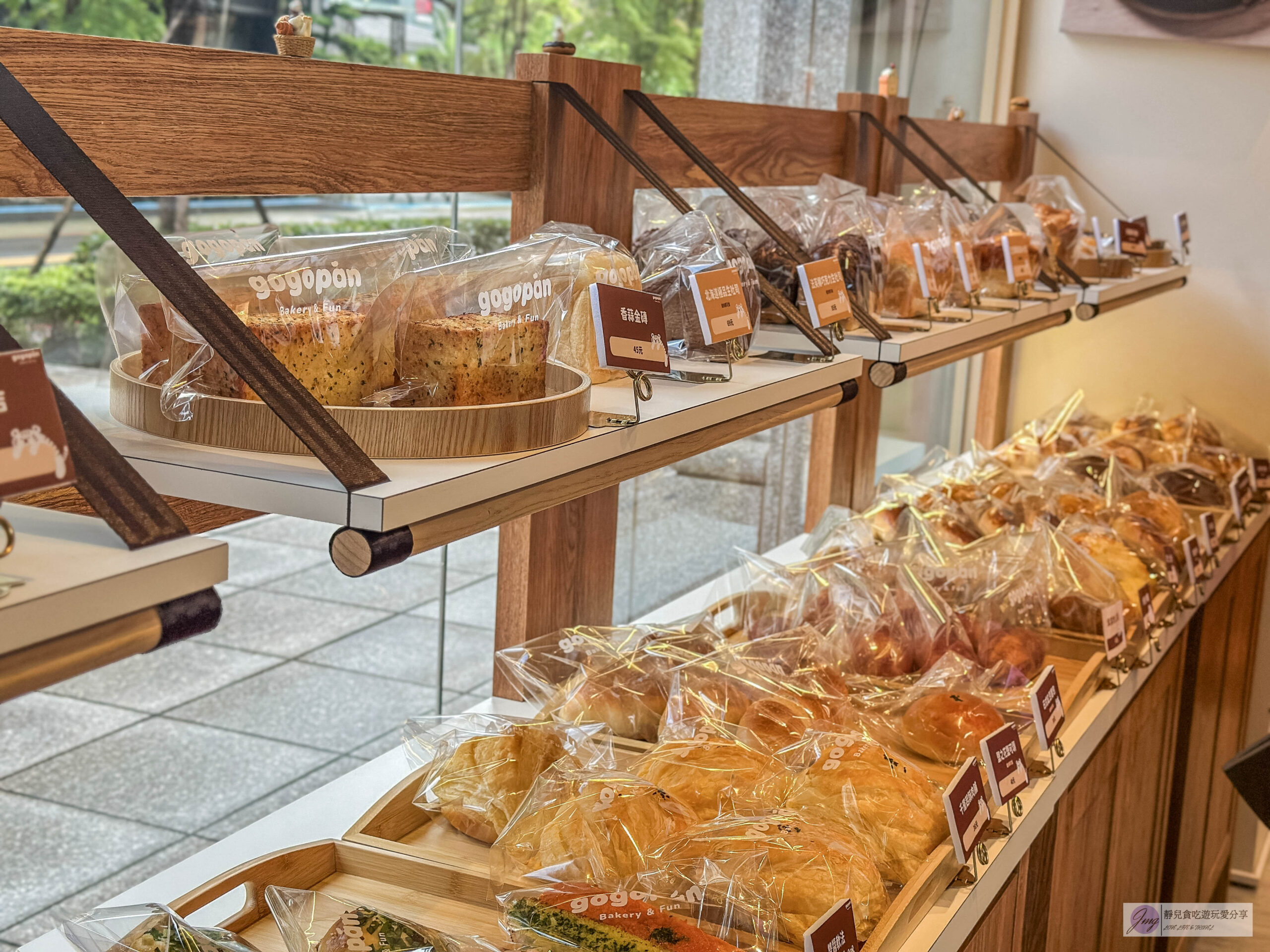 元氣麵包社gogopan-台中有名的韓系麵包店！每日現烤可頌捲心酥4顆100元，脆皮千層吐司、扁可頌、牛奶棒推薦/中路特區美食 @靜兒貪吃遊玩愛分享