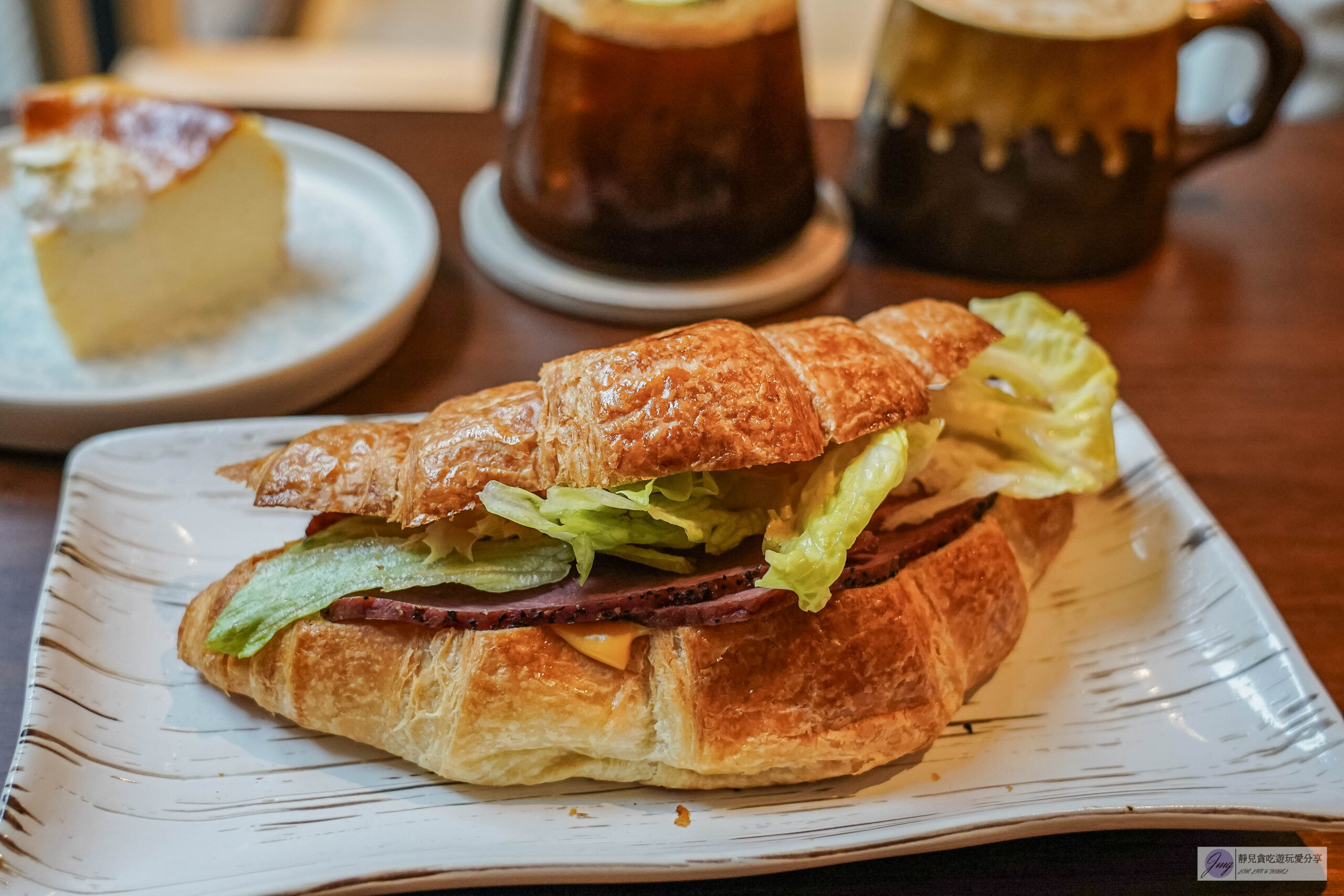 咖啡仁．Coffee R&eacute;n-隱藏住宅大樓！文青質感靜謐不限時空間，人氣特調娃娃酥拿鐵、清爽的橙香巴斯克/中路特區 @靜兒貪吃遊玩愛分享