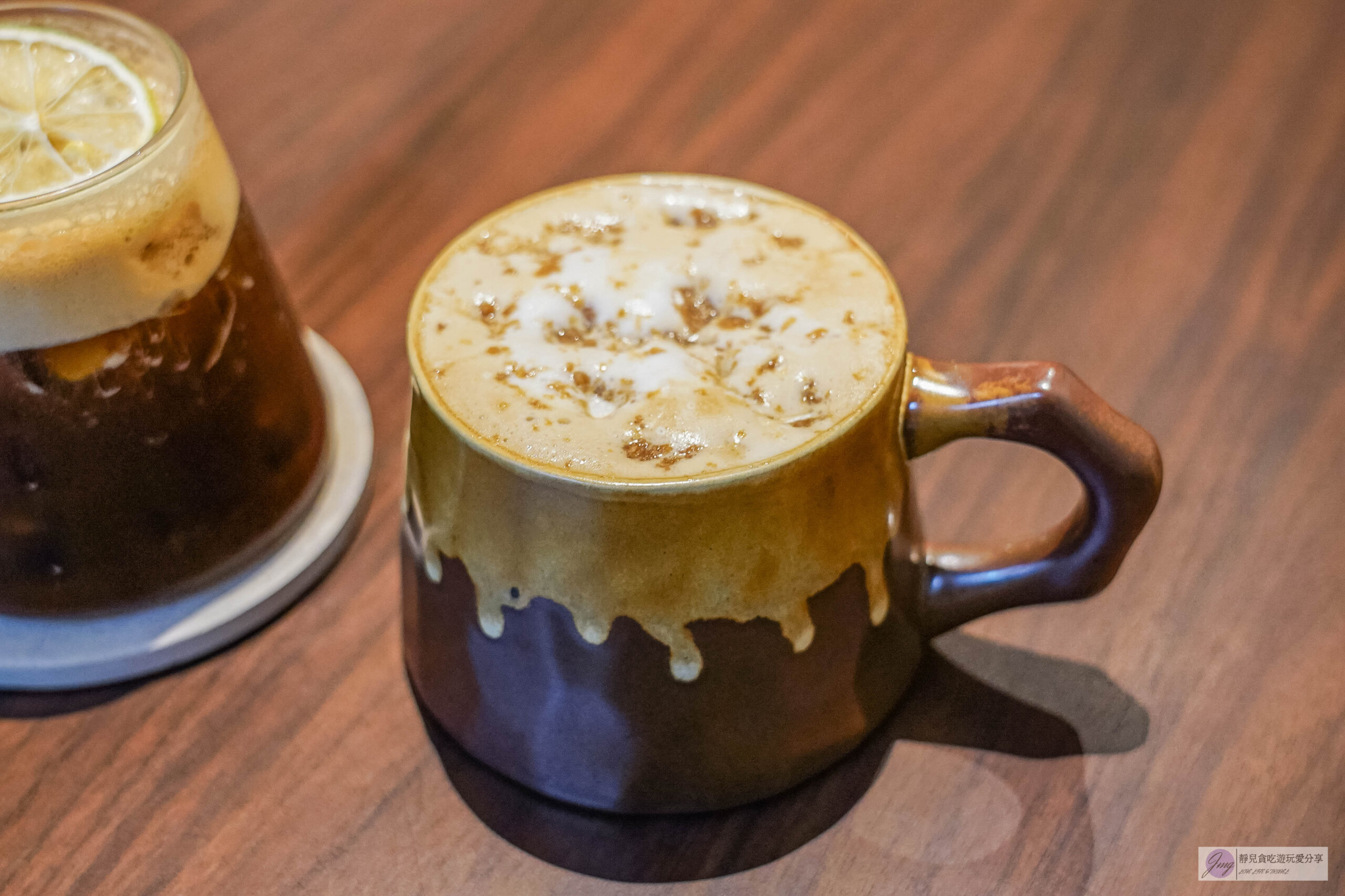 咖啡仁．Coffee R&eacute;n-隱藏住宅大樓！文青質感靜謐不限時空間，人氣特調娃娃酥拿鐵、清爽的橙香巴斯克/中路特區 @靜兒貪吃遊玩愛分享