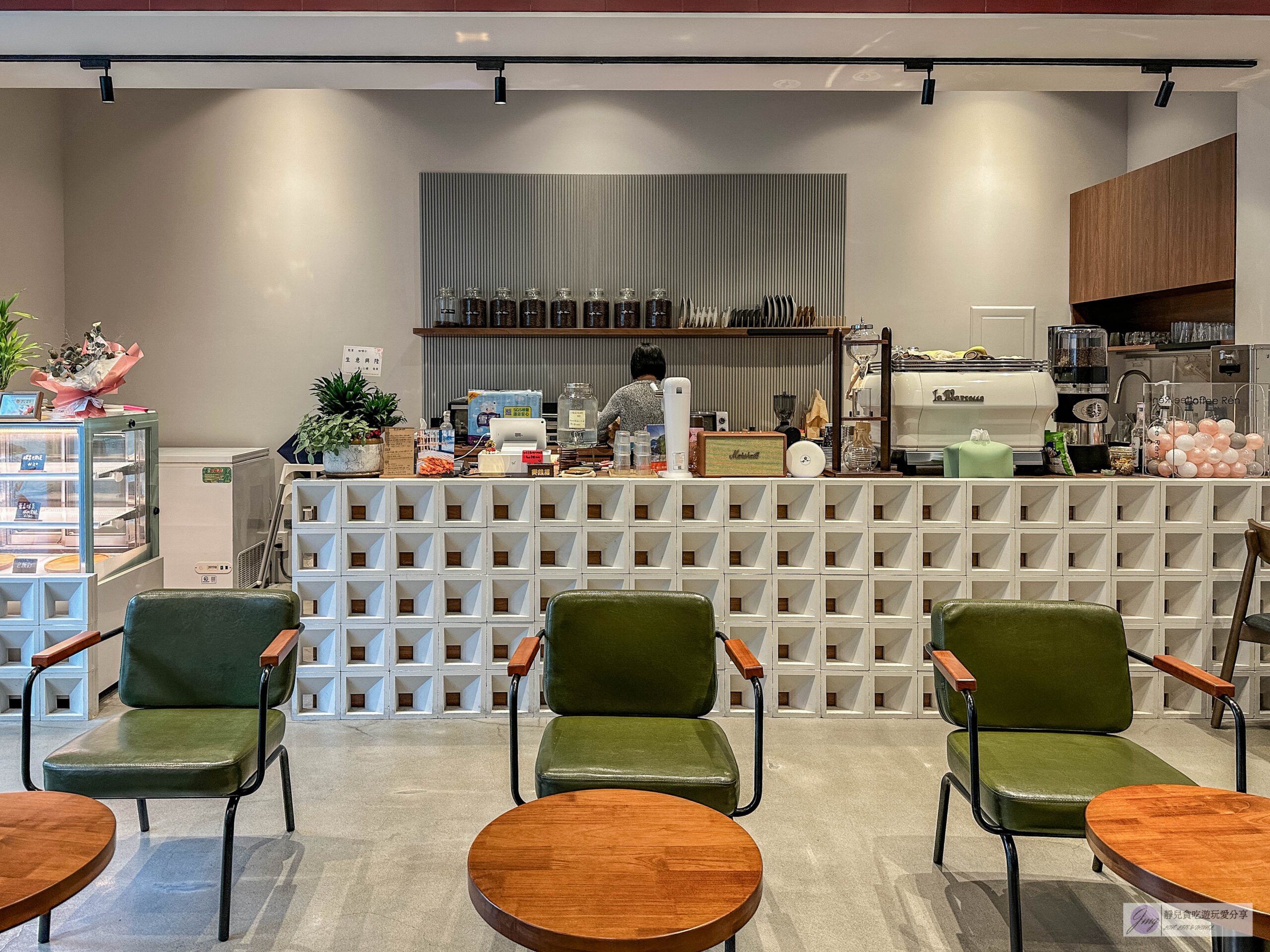咖啡仁．Coffee R&eacute;n-隱藏住宅大樓！文青質感靜謐不限時空間，人氣特調娃娃酥拿鐵、清爽的橙香巴斯克/中路特區 @靜兒貪吃遊玩愛分享