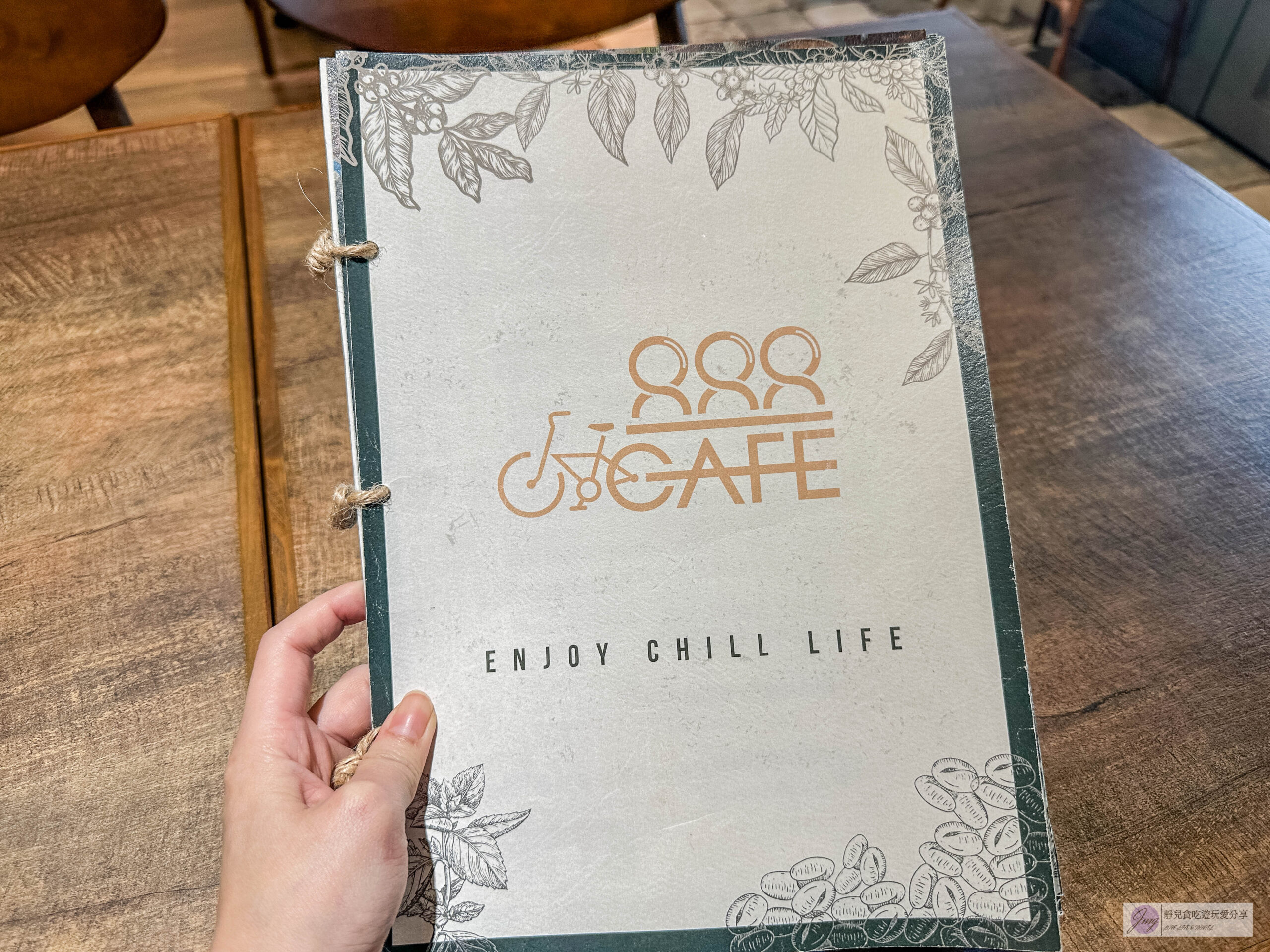 888 Cafe’-隱藏在辦公大樓下！清新鄉村文青風格咖啡廳，200元樂活輕食早午餐/鄰近桃園交流道 @靜兒貪吃遊玩愛分享