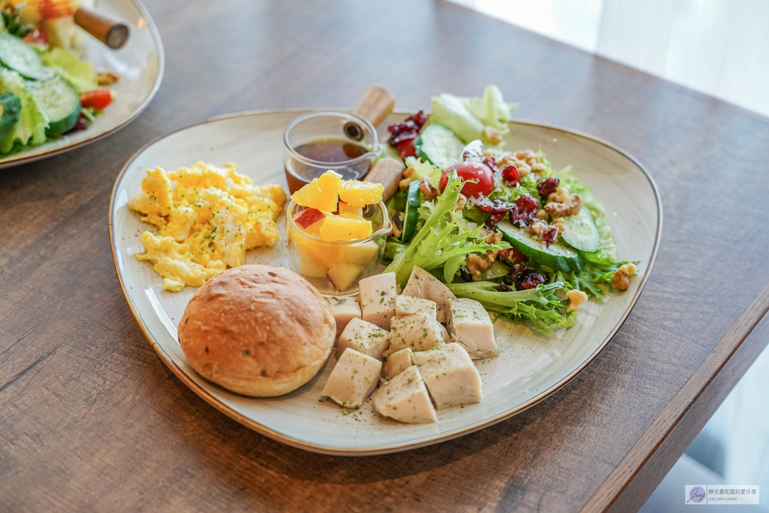888 Cafe’-隱藏在辦公大樓下！清新鄉村文青風格咖啡廳，200元樂活輕食早午餐/鄰近桃園交流道 @靜兒貪吃遊玩愛分享