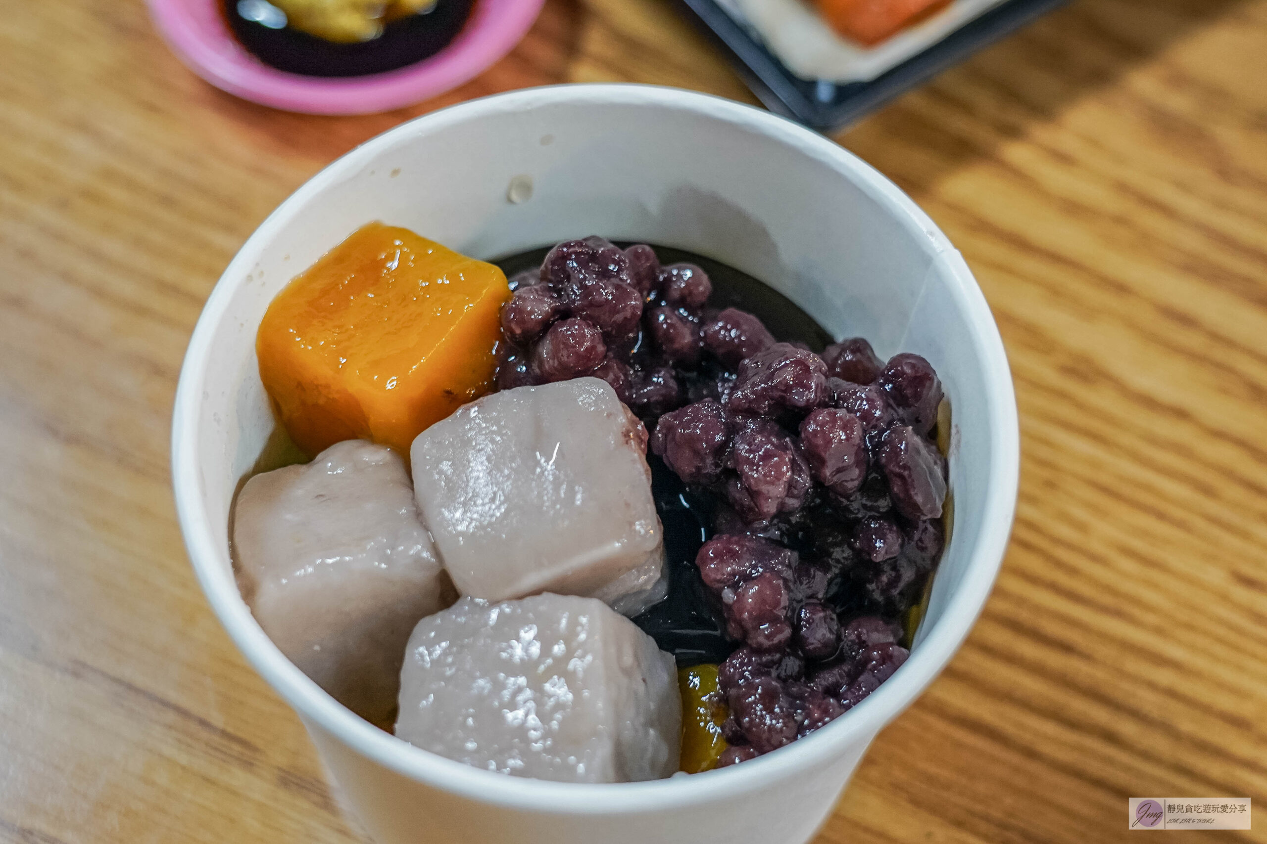 仙草丘-手作濃郁仙草凍，茶圓芋圓比50元硬幣還大顆，口感扎實Q彈/新永和市場內 @靜兒貪吃遊玩愛分享