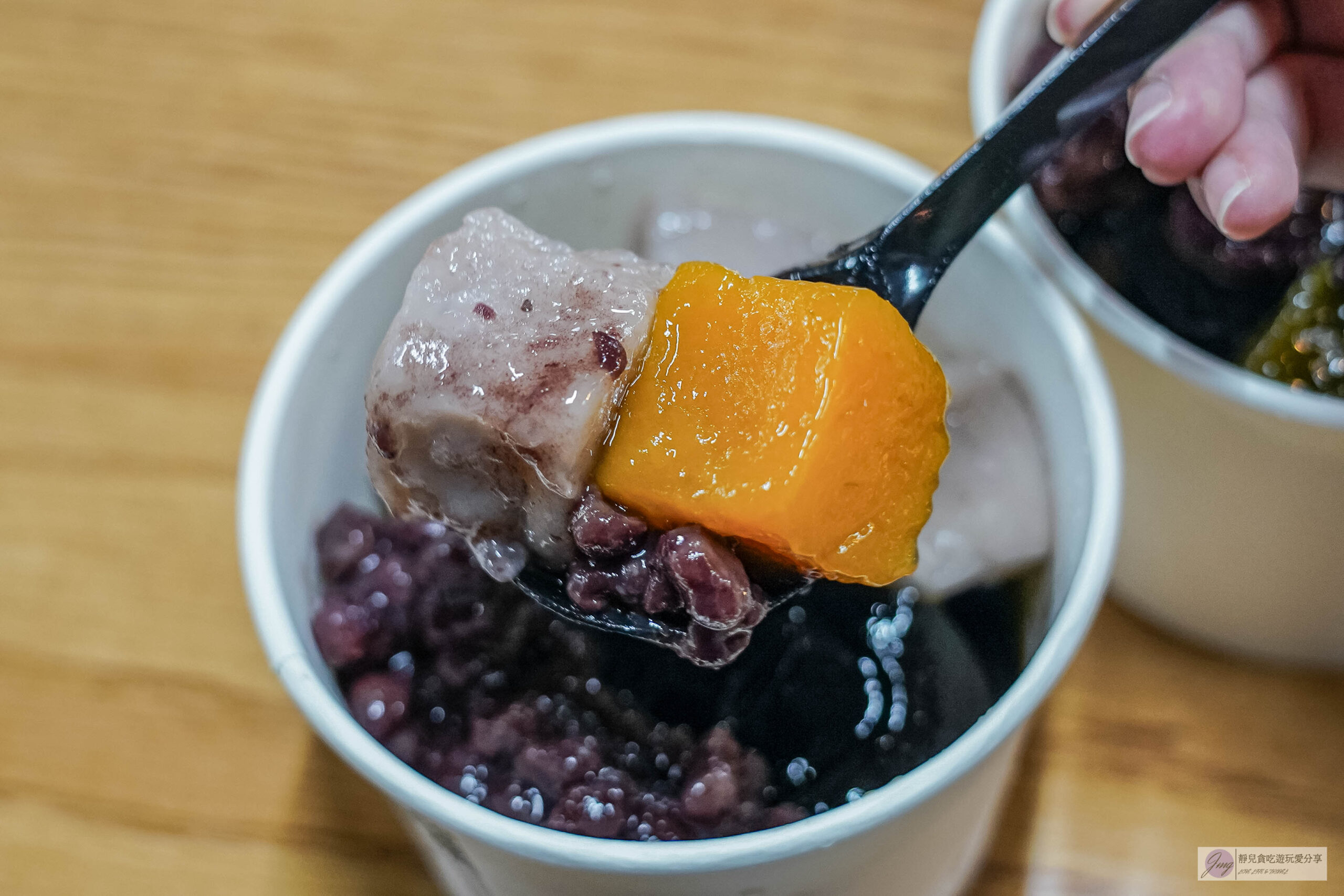 仙草丘-手作濃郁仙草凍，茶圓芋圓比50元硬幣還大顆，口感扎實Q彈/新永和市場內 @靜兒貪吃遊玩愛分享