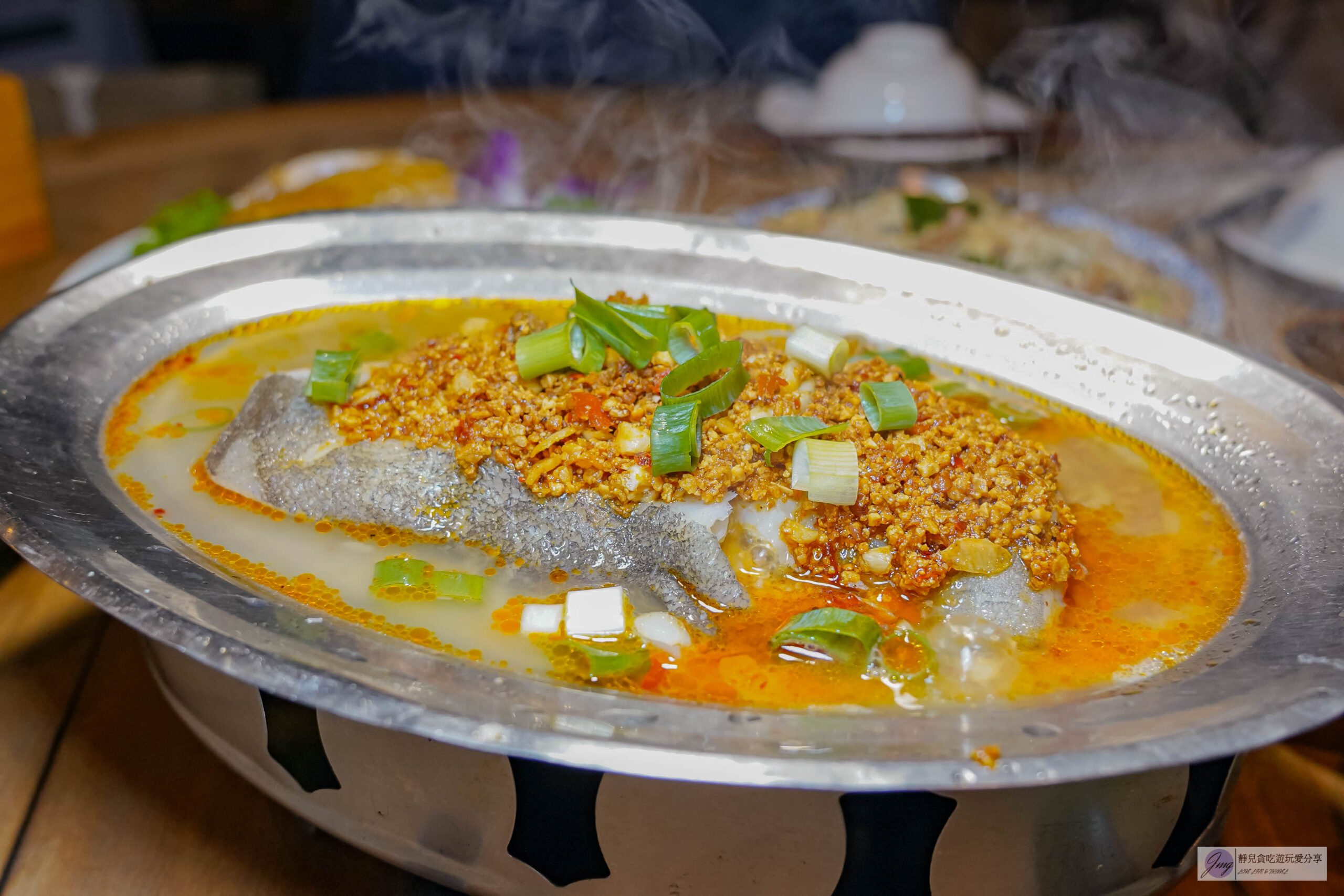 新梅龍鎮-在地30年老店！彷彿穿越武俠老客棧，傳統懷舊台式客家菜料理，白斬奄雞、豆酥鱈魚推薦/鄰近新永和市場 @靜兒貪吃遊玩愛分享
