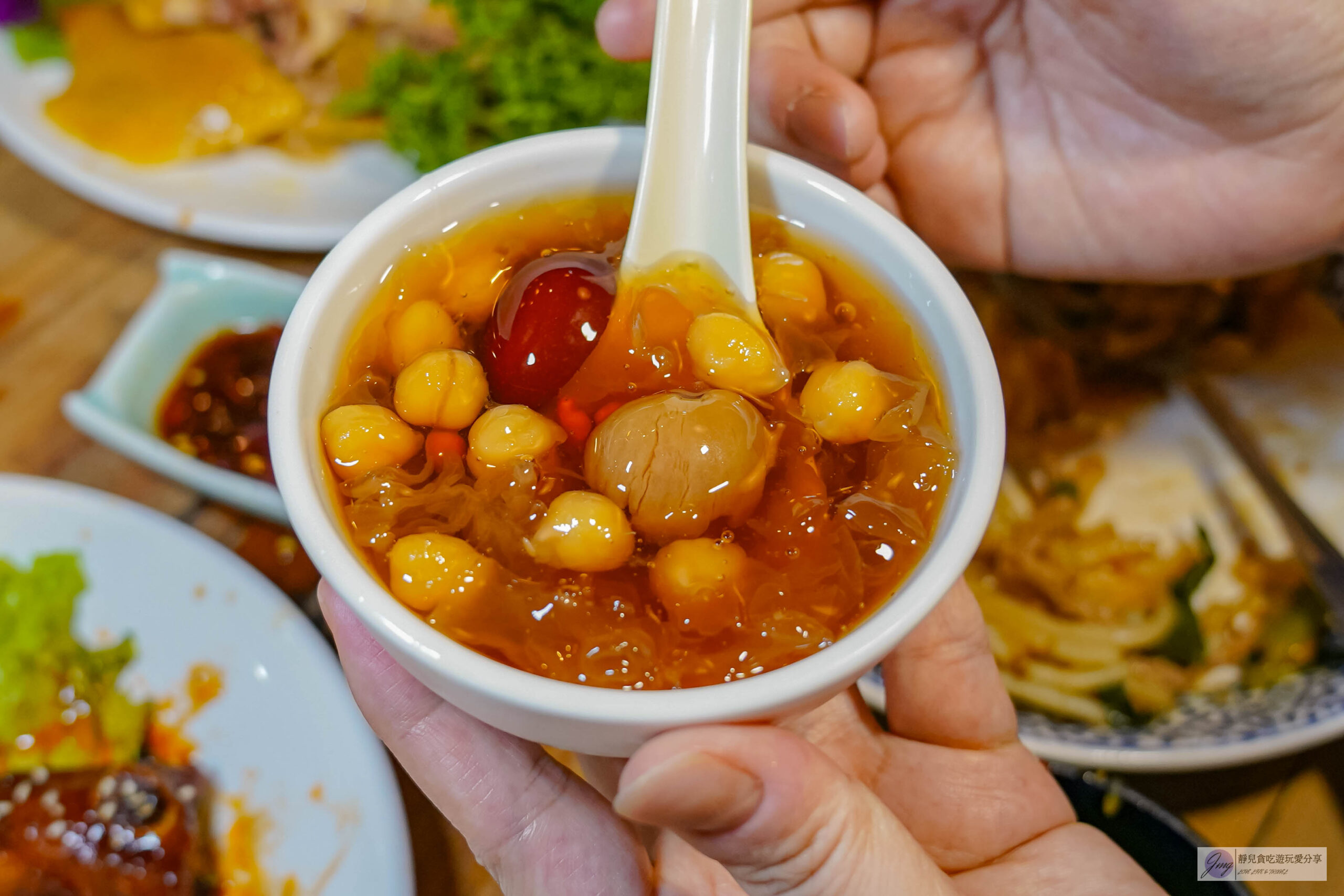 新梅龍鎮-在地30年老店！彷彿穿越武俠老客棧，傳統懷舊台式客家菜料理，白斬奄雞、豆酥鱈魚推薦/鄰近新永和市場 @靜兒貪吃遊玩愛分享