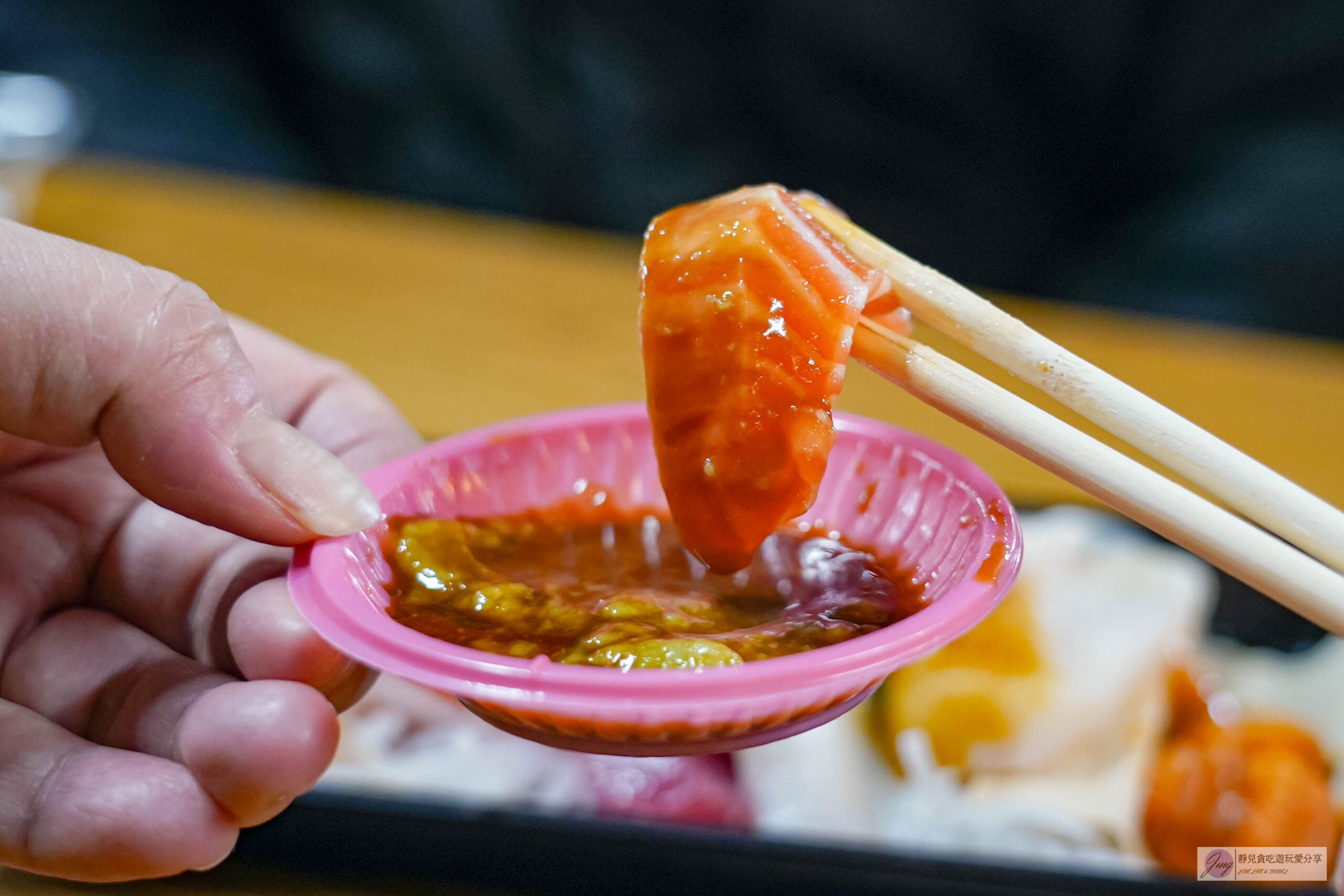 竹谷生魚片-隱藏市場內！人氣超高的厚切生魚片，200元綜合生魚片整盤超滿，海鮮批發專賣/新永和市場內 @靜兒貪吃遊玩愛分享