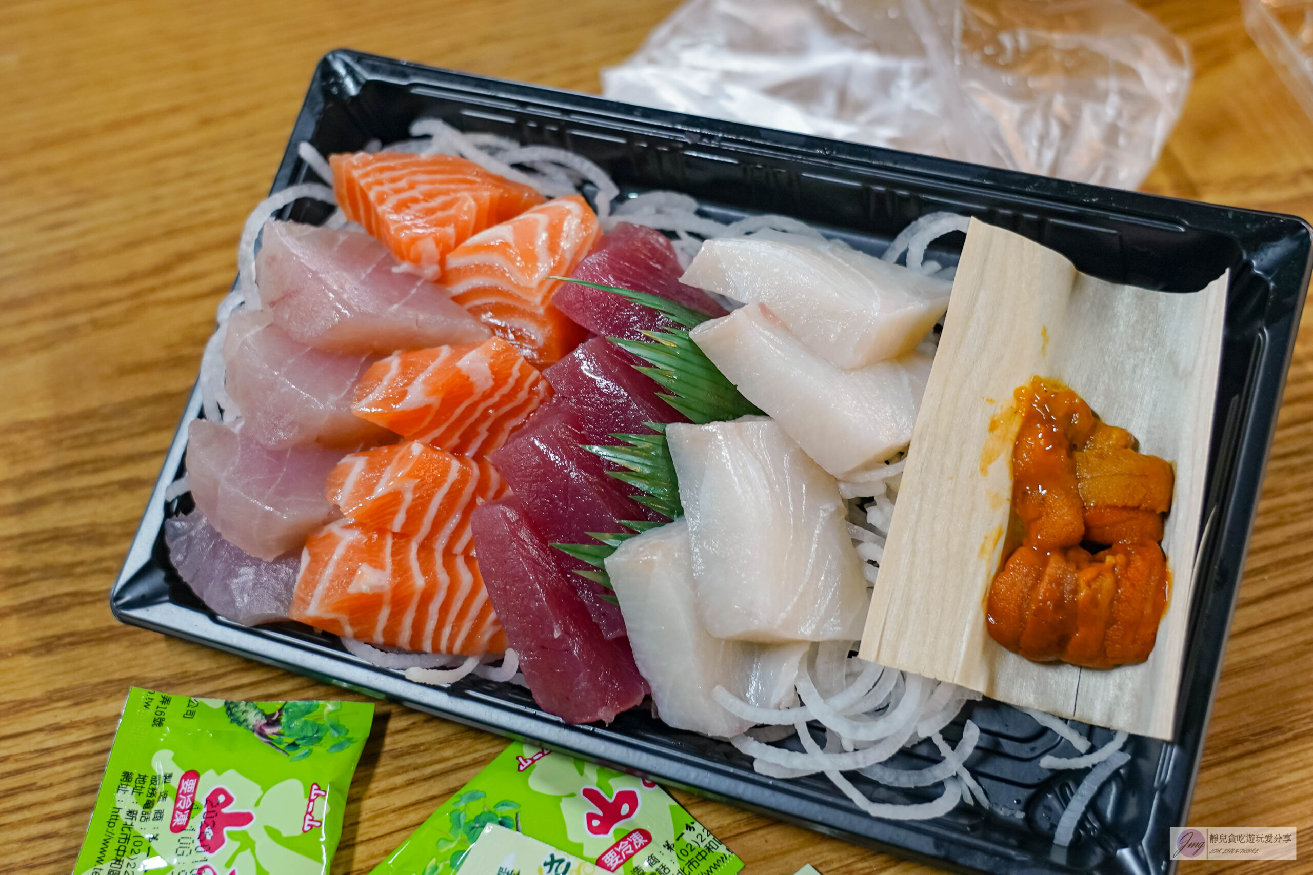 竹谷生魚片-隱藏市場內！人氣超高的厚切生魚片，200元綜合生魚片整盤超滿，海鮮批發專賣/新永和市場內 @靜兒貪吃遊玩愛分享