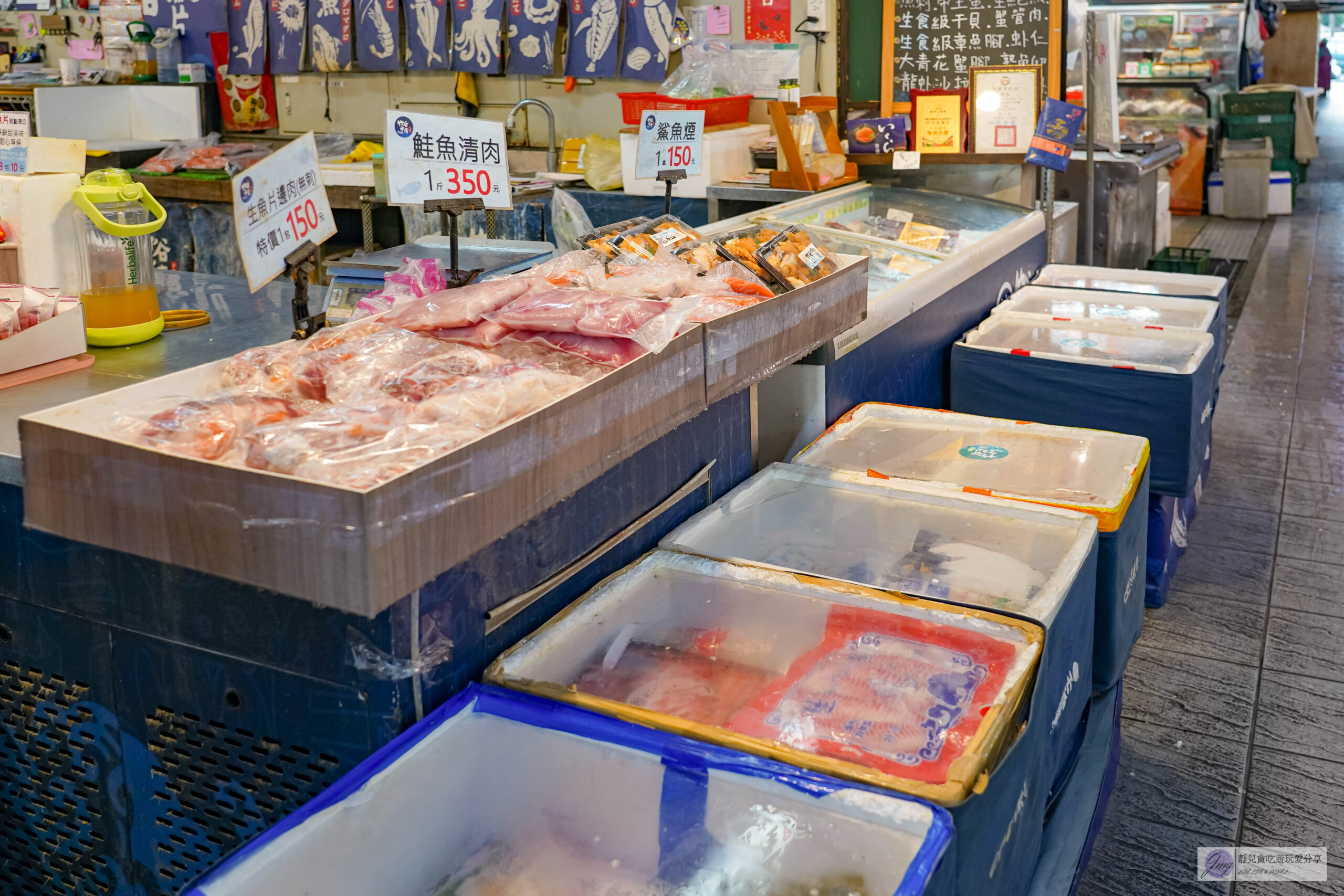 竹谷生魚片-隱藏市場內！人氣超高的厚切生魚片，200元綜合生魚片整盤超滿，海鮮批發專賣/新永和市場內 @靜兒貪吃遊玩愛分享