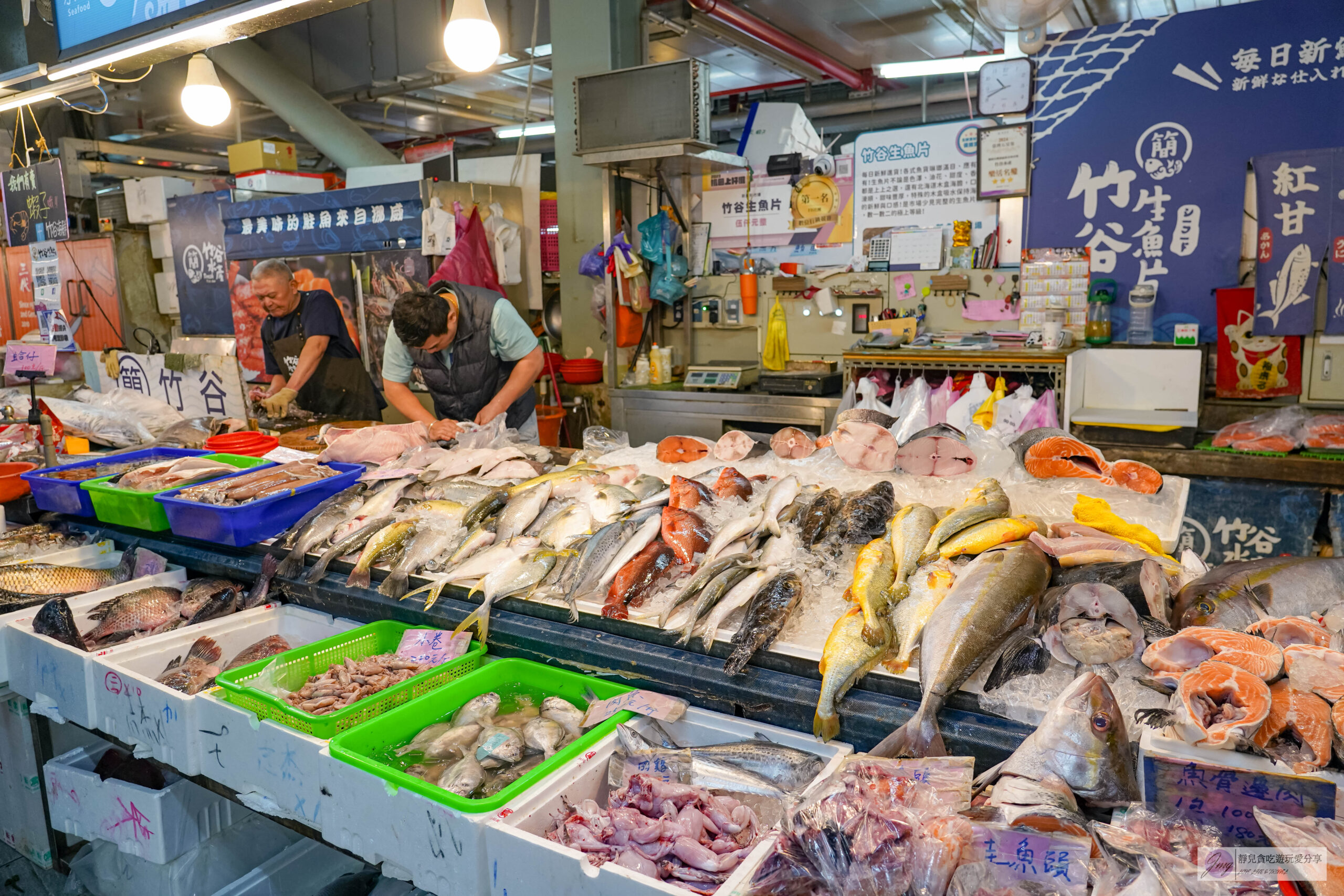 竹谷生魚片-隱藏市場內!人氣超高的厚切生魚片,200元綜合生魚片整盤超滿,海鮮批發專賣/新永和市場內 @靜兒貪吃遊玩愛分享 竹谷生魚片-隱藏市場內!人氣超高的厚切生魚片,200元綜合生魚片整盤超滿,海鮮批發專賣/新永和市場內 @靜兒貪吃遊玩愛分享