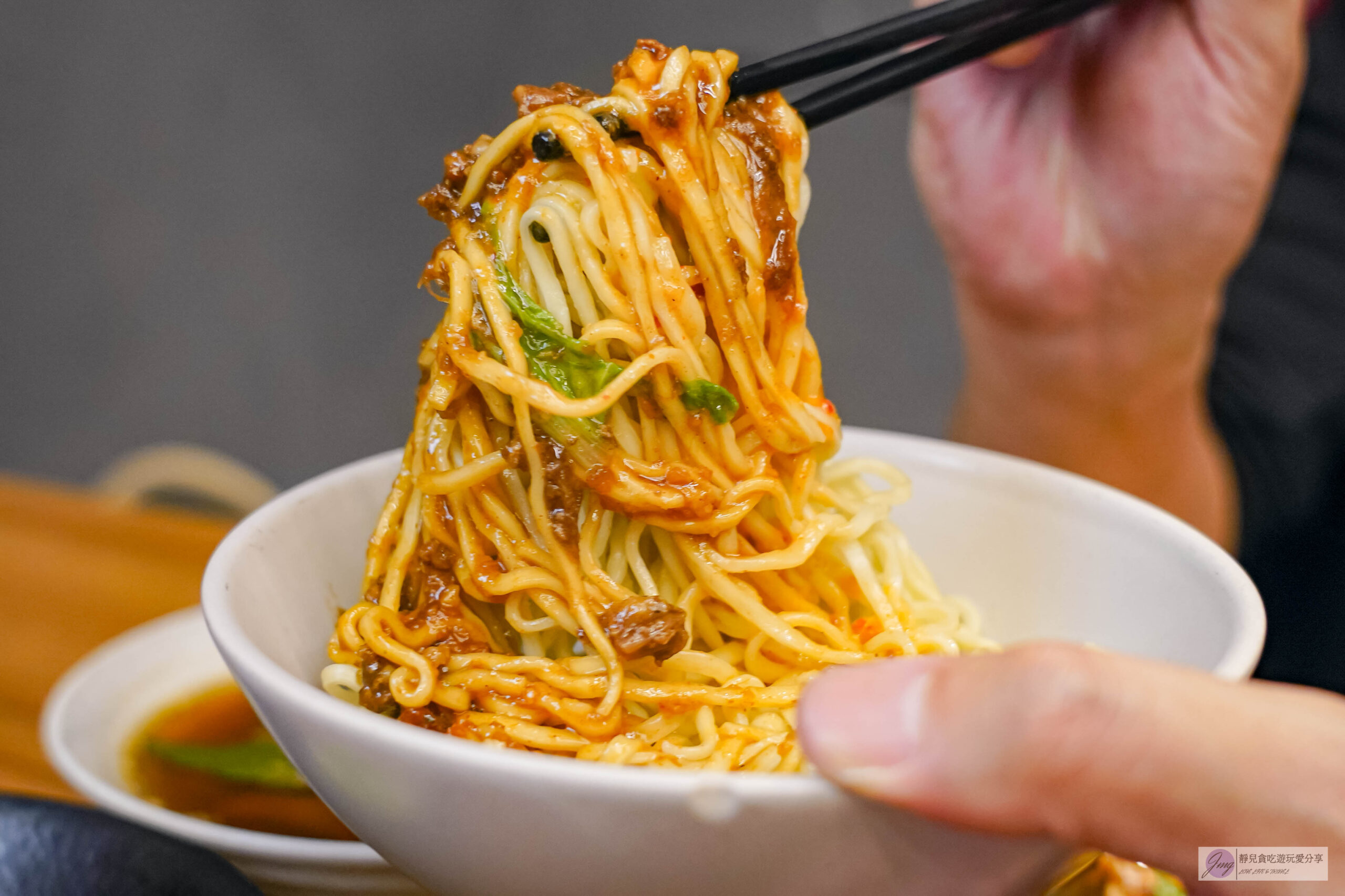 乾麵居-在地排隊小吃！獨家&ldquo;狠辣&rdquo;的辛辣乾麵你敢挑戰嗎？滷味、紅茶必搭組合/鄰近大溪老街 @靜兒貪吃遊玩愛分享