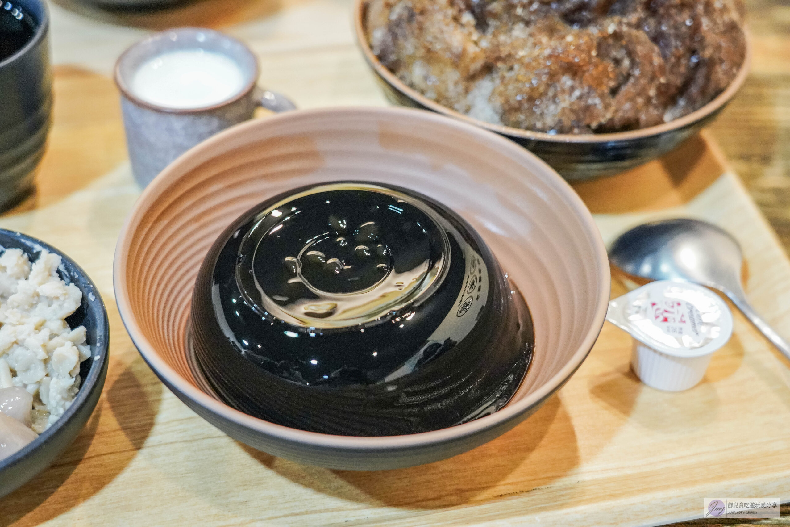 柒美堂仙草纏綿冰-會牽絲的冰你吃過嗎？不用飛澎湖也吃得到仙草冰，真材實料清涼又消暑/鄰近大溪老街 @靜兒貪吃遊玩愛分享