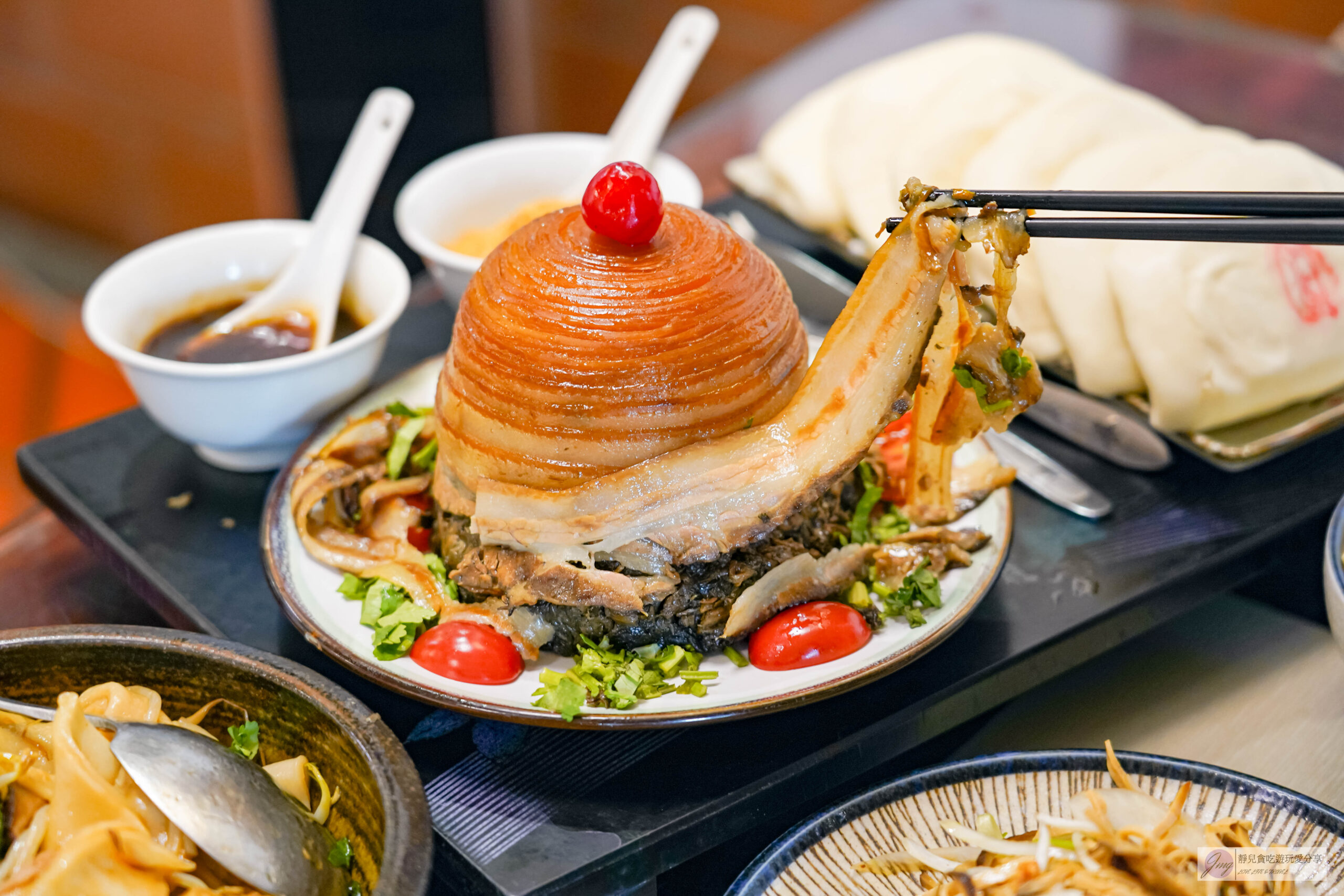 溪友緣風味料理餐廳-隱藏老街巷弄內!每日限量10份預約才吃得到的包二奶,梅干扣肉刀工超強,有創意的客家特色菜/鄰近大溪老街 @靜兒貪吃遊玩愛分享 溪友緣風味料理餐廳-隱藏老街巷弄內!每日限量10份預約才吃得到的包二奶,梅干扣肉刀工超強,有創意的客家特色菜/鄰近大溪老街 @靜兒貪吃遊玩愛分享
