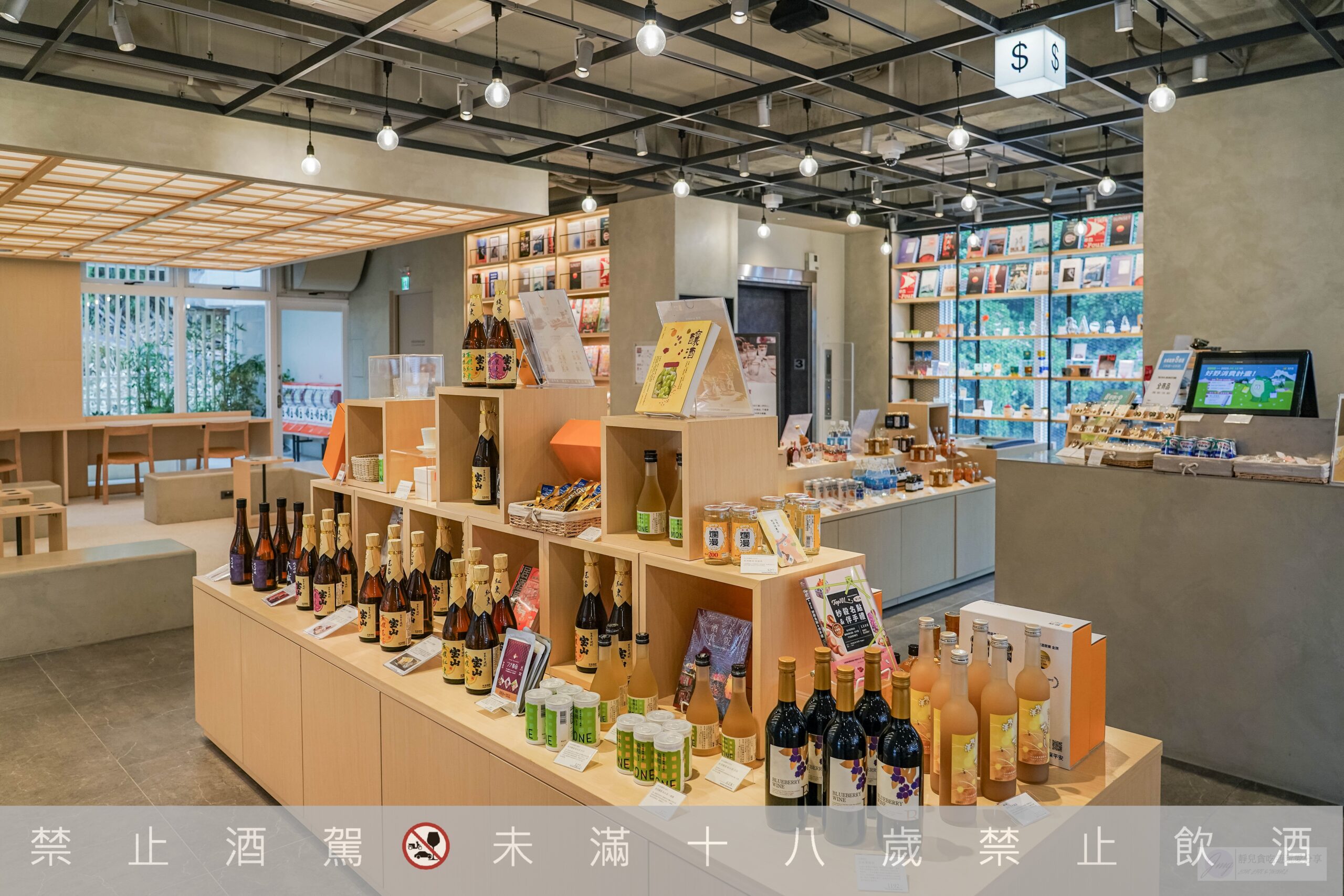 日月町複合式商場-國道六號最美休息驛站！結合市集、文創、美食、伴手禮的複合式商場/鄰近愛蘭交流道 @靜兒貪吃遊玩愛分享