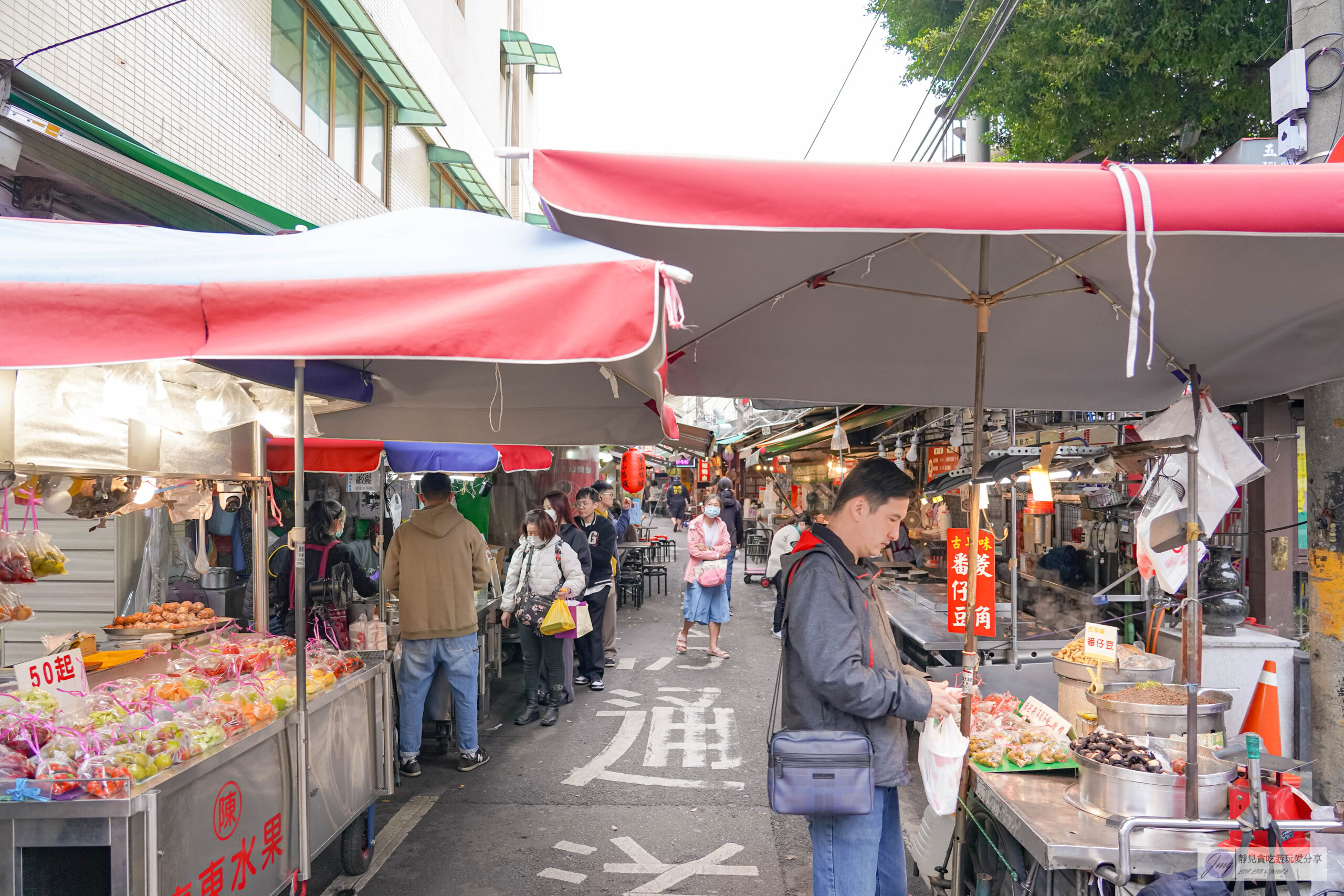 廟東川代菱角酥-在地超過50年老店!人氣排隊銅板美食,外酥內鬆綿的炸菱角酥/豐原廟東夜市 @靜兒貪吃遊玩愛分享 廟東川代菱角酥-在地超過50年老店!人氣排隊銅板美食,外酥內鬆綿的炸菱角酥/豐原廟東夜市 @靜兒貪吃遊玩愛分享