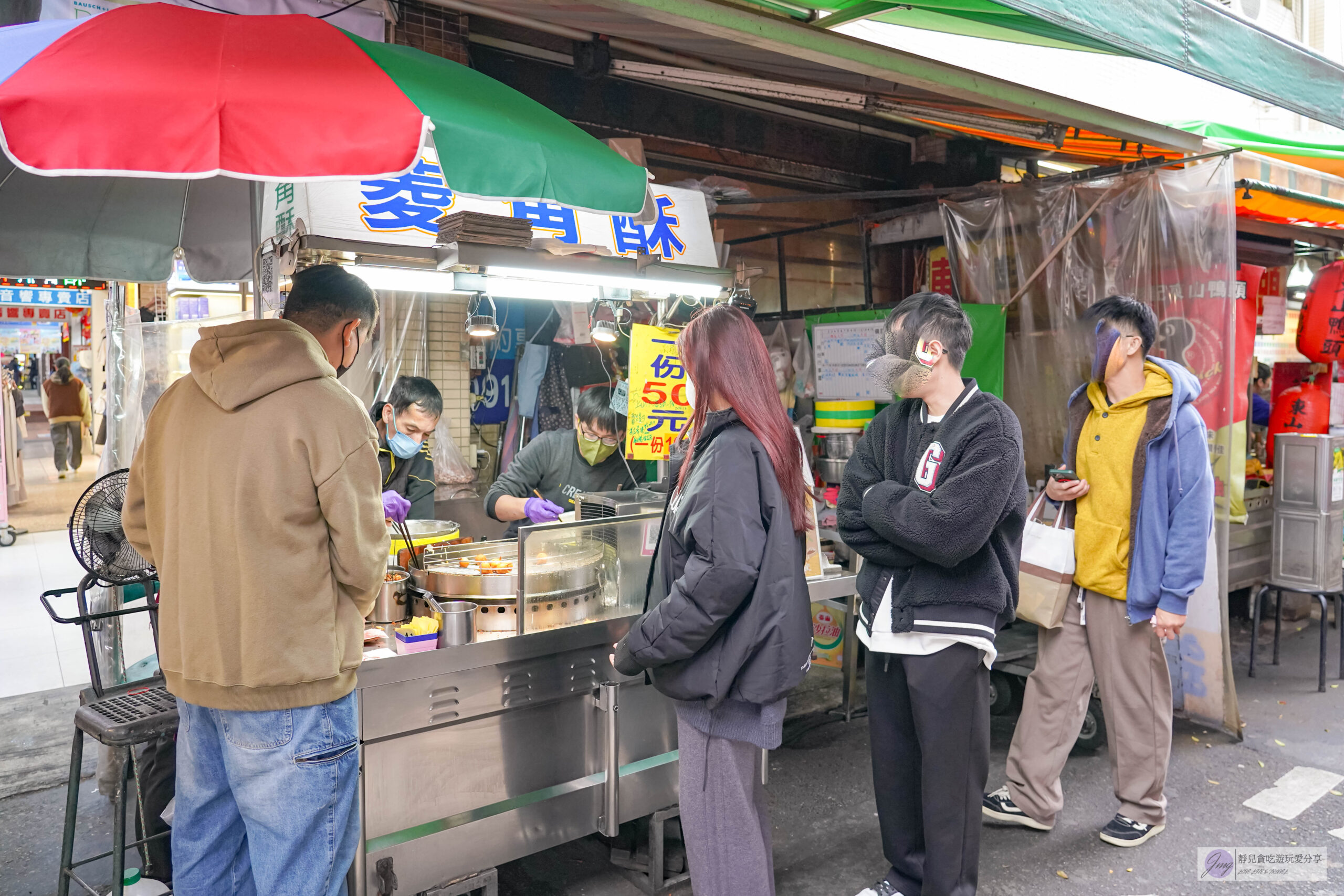 廟東川代菱角酥-在地超過50年老店！人氣排隊銅板美食，外酥內鬆綿的炸菱角酥/豐原廟東夜市 @靜兒貪吃遊玩愛分享