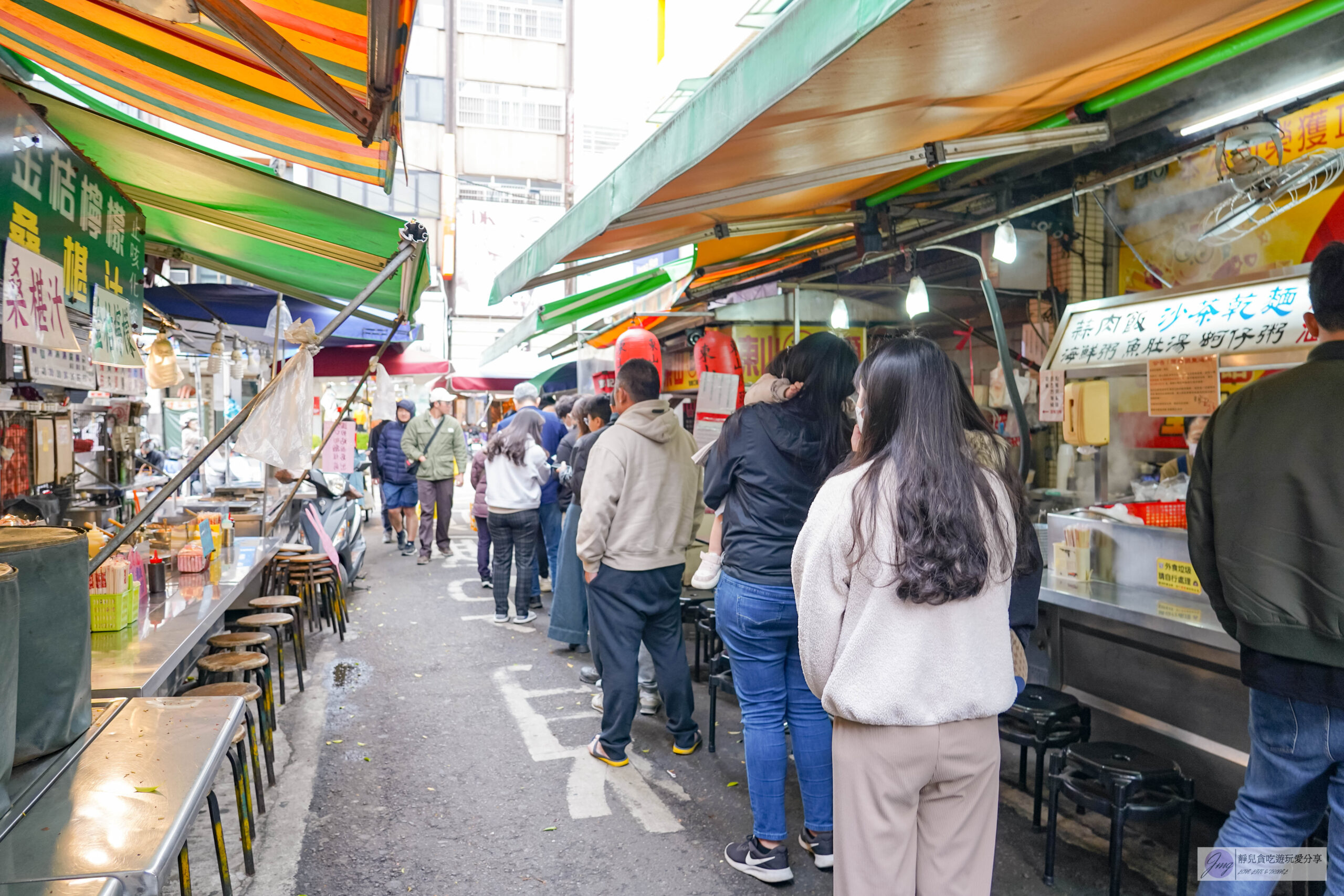 廟東川代菱角酥-在地超過50年老店！人氣排隊銅板美食，外酥內鬆綿的炸菱角酥/豐原廟東夜市 @靜兒貪吃遊玩愛分享