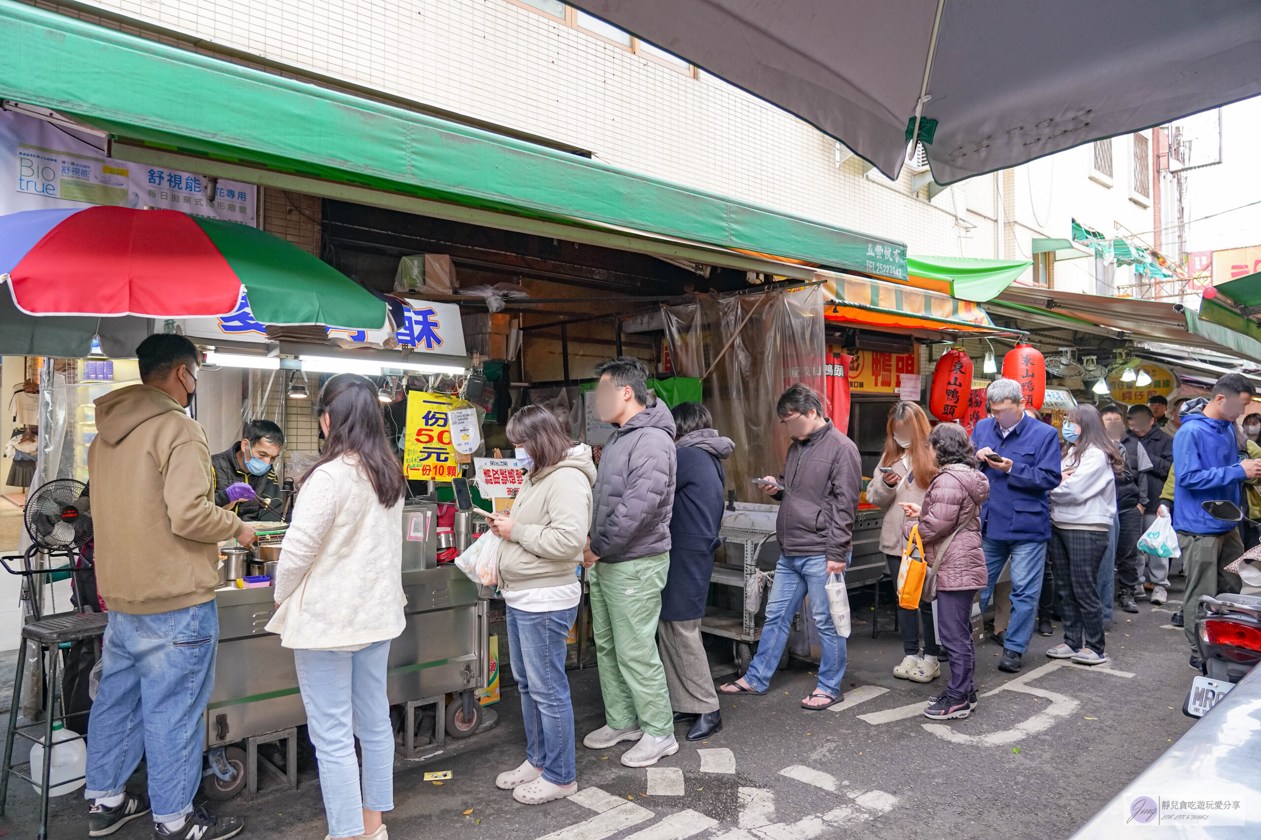 廟東川代菱角酥-在地超過50年老店！人氣排隊銅板美食，外酥內鬆綿的炸菱角酥/豐原廟東夜市 @靜兒貪吃遊玩愛分享