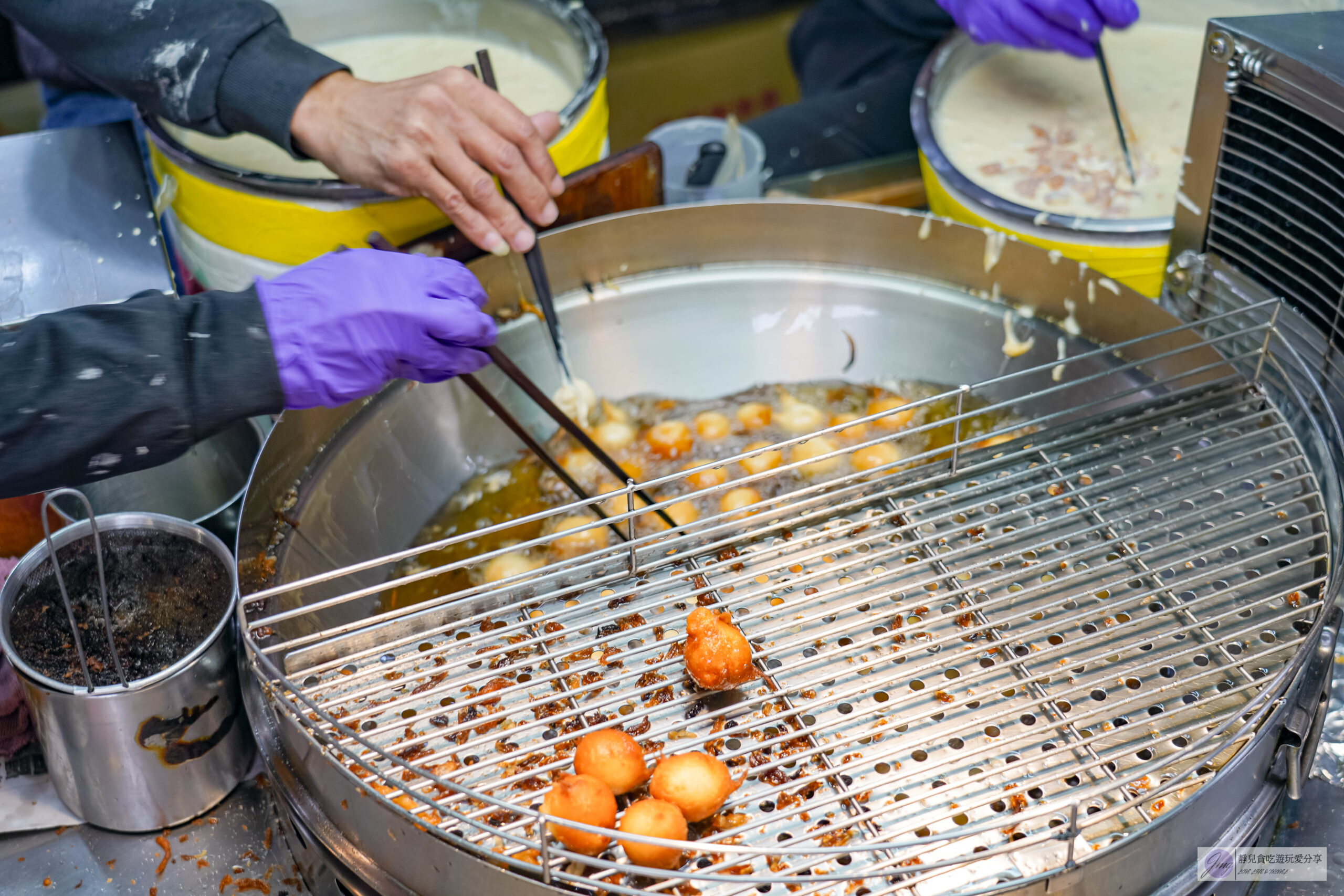 廟東川代菱角酥-在地超過50年老店!人氣排隊銅板美食,外酥內鬆綿的炸菱角酥/豐原廟東夜市 @靜兒貪吃遊玩愛分享 廟東川代菱角酥-在地超過50年老店!人氣排隊銅板美食,外酥內鬆綿的炸菱角酥/豐原廟東夜市 @靜兒貪吃遊玩愛分享