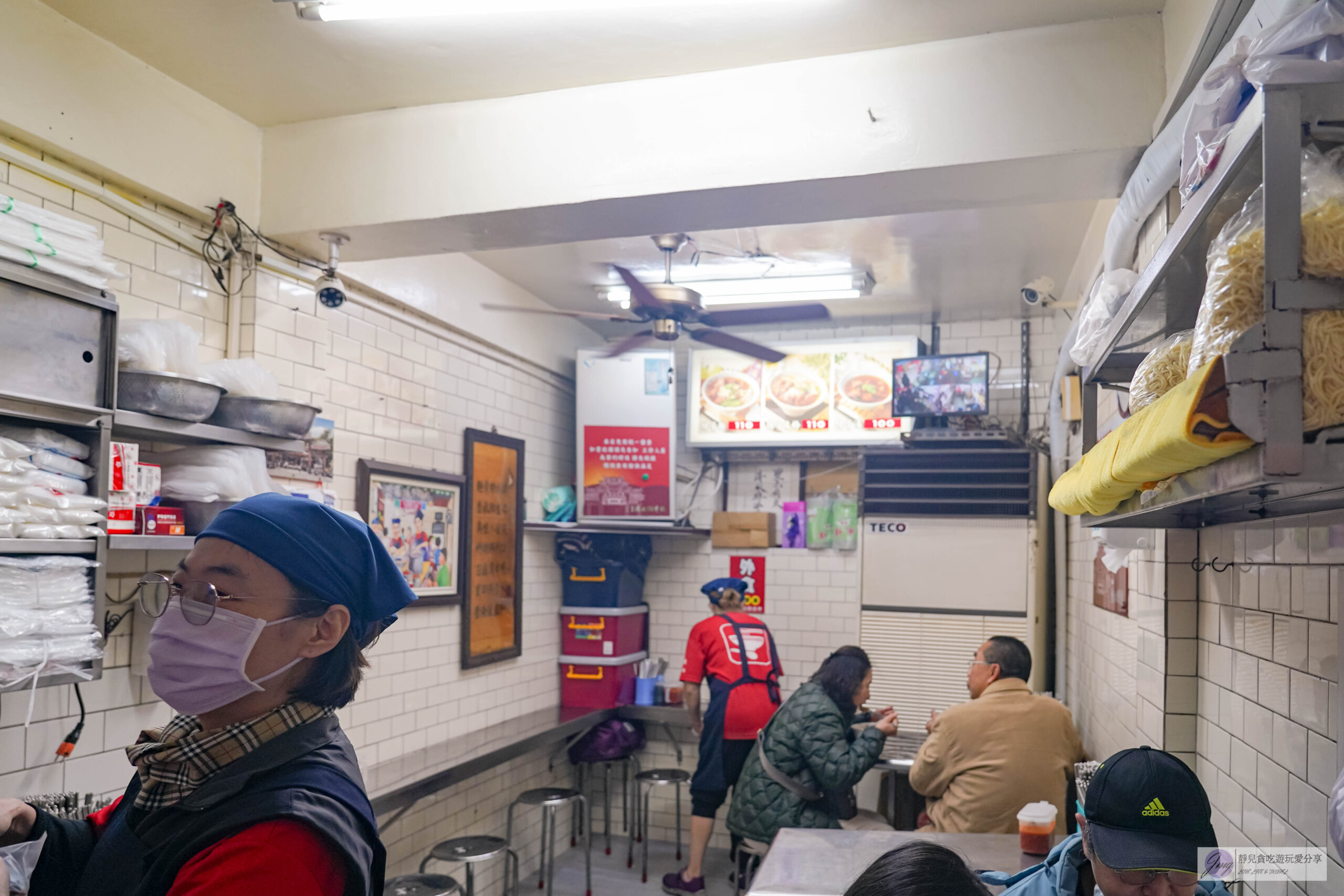 廟東清水排骨麵店-在地超過55年老字號！傳承三代的人氣排隊排骨酥麵，祖傳秘方醃製骨軟肉香/豐原廟東夜市 @靜兒貪吃遊玩愛分享
