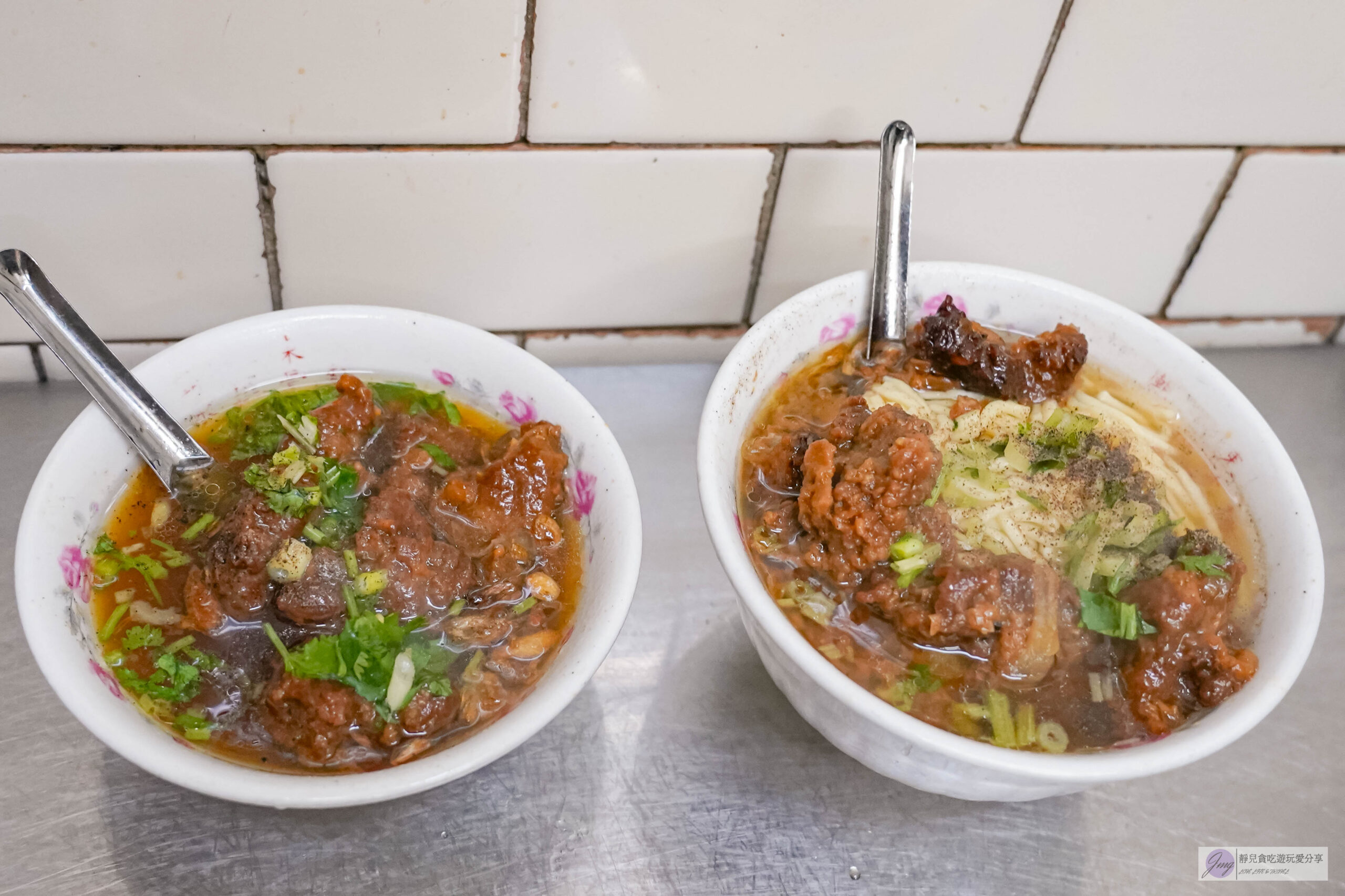 廟東清水排骨麵店-在地超過55年老字號！傳承三代的人氣排隊排骨酥麵，祖傳秘方醃製骨軟肉香/豐原廟東夜市 @靜兒貪吃遊玩愛分享