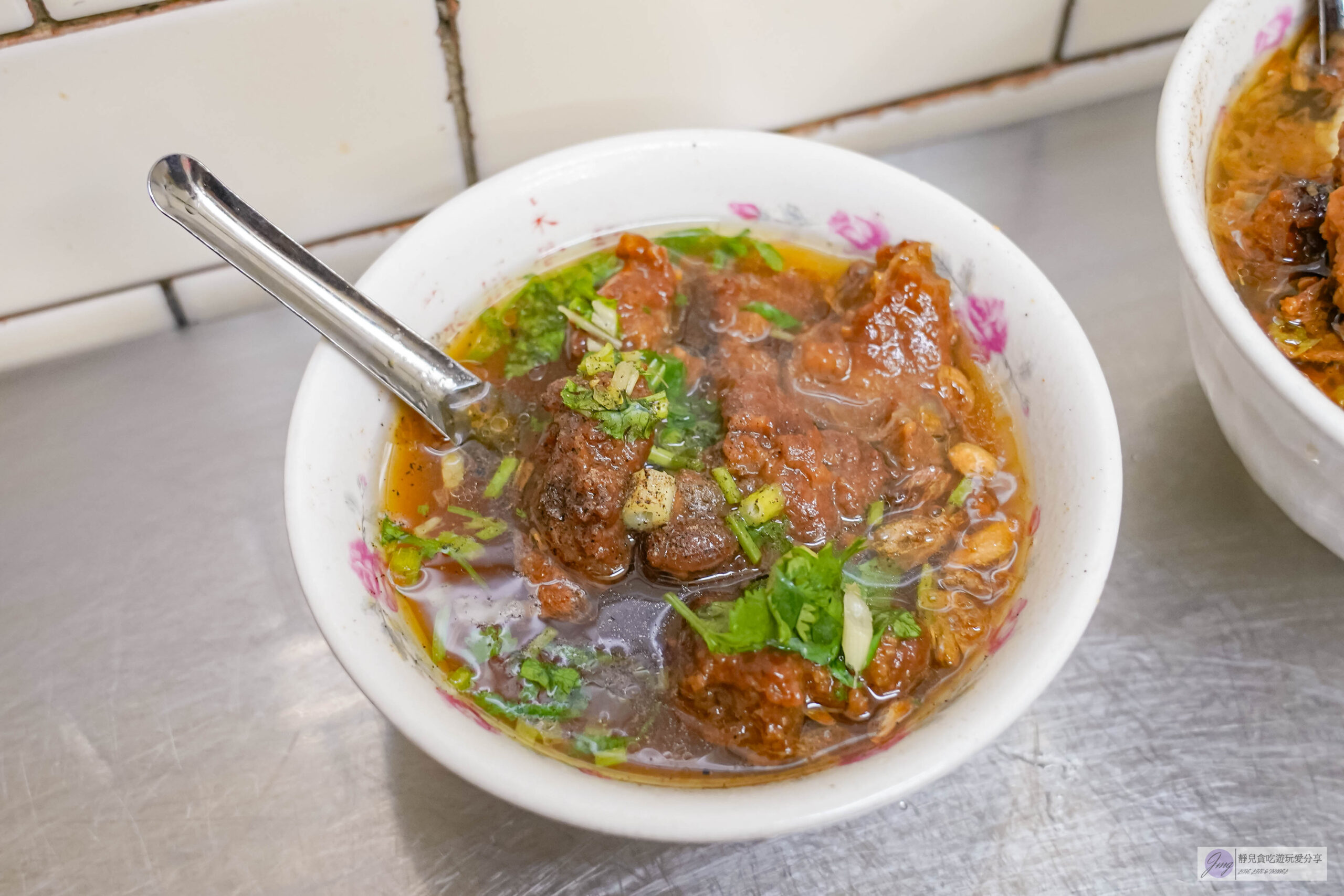 廟東清水排骨麵店-在地超過55年老字號!傳承三代的人氣排隊排骨酥麵,祖傳秘方醃製骨軟肉香/豐原廟東夜市 @靜兒貪吃遊玩愛分享 廟東清水排骨麵店-在地超過55年老字號!傳承三代的人氣排隊排骨酥麵,祖傳秘方醃製骨軟肉香/豐原廟東夜市 @靜兒貪吃遊玩愛分享