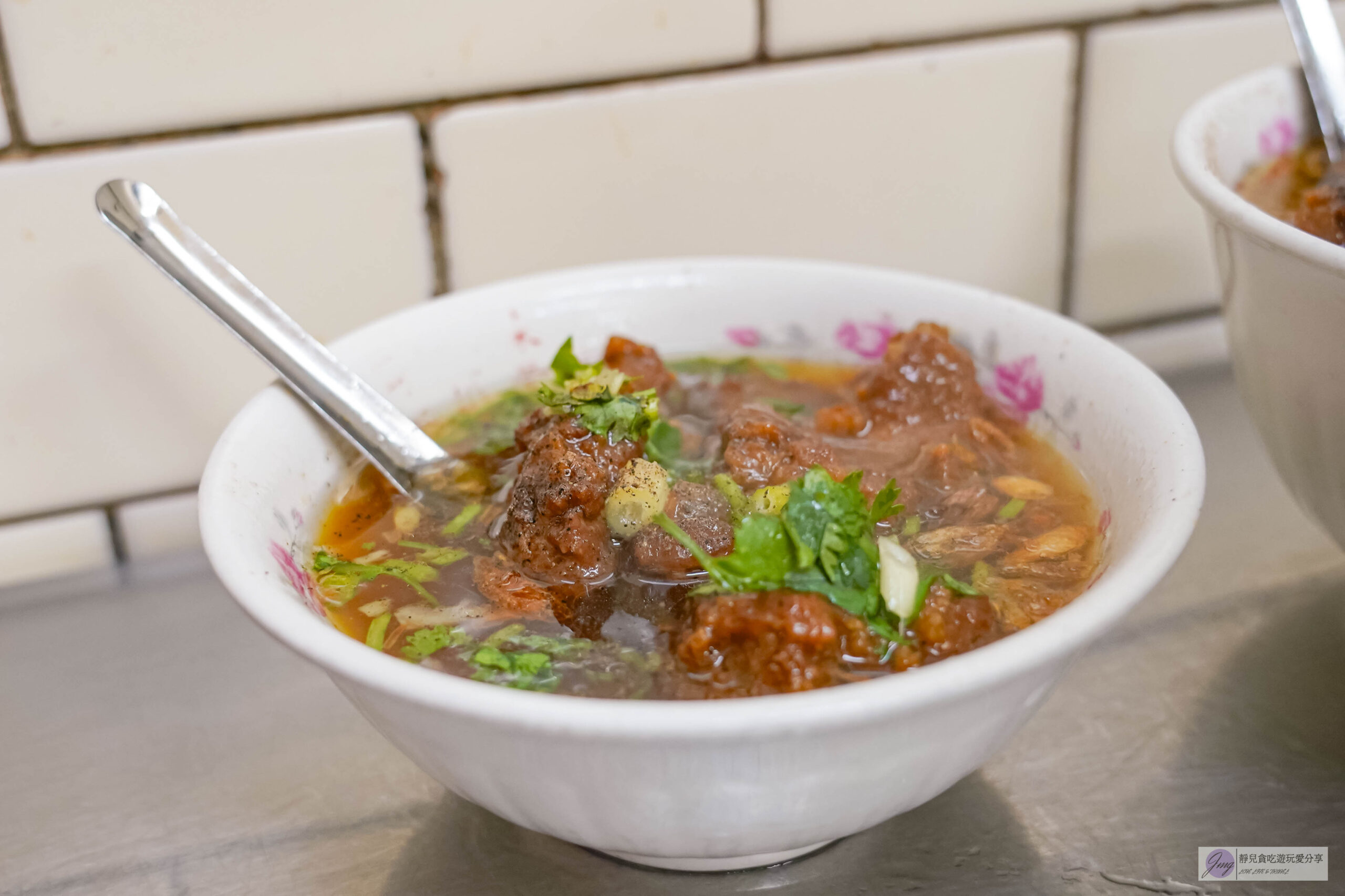 廟東清水排骨麵店-在地超過55年老字號！傳承三代的人氣排隊排骨酥麵，祖傳秘方醃製骨軟肉香/豐原廟東夜市 @靜兒貪吃遊玩愛分享
