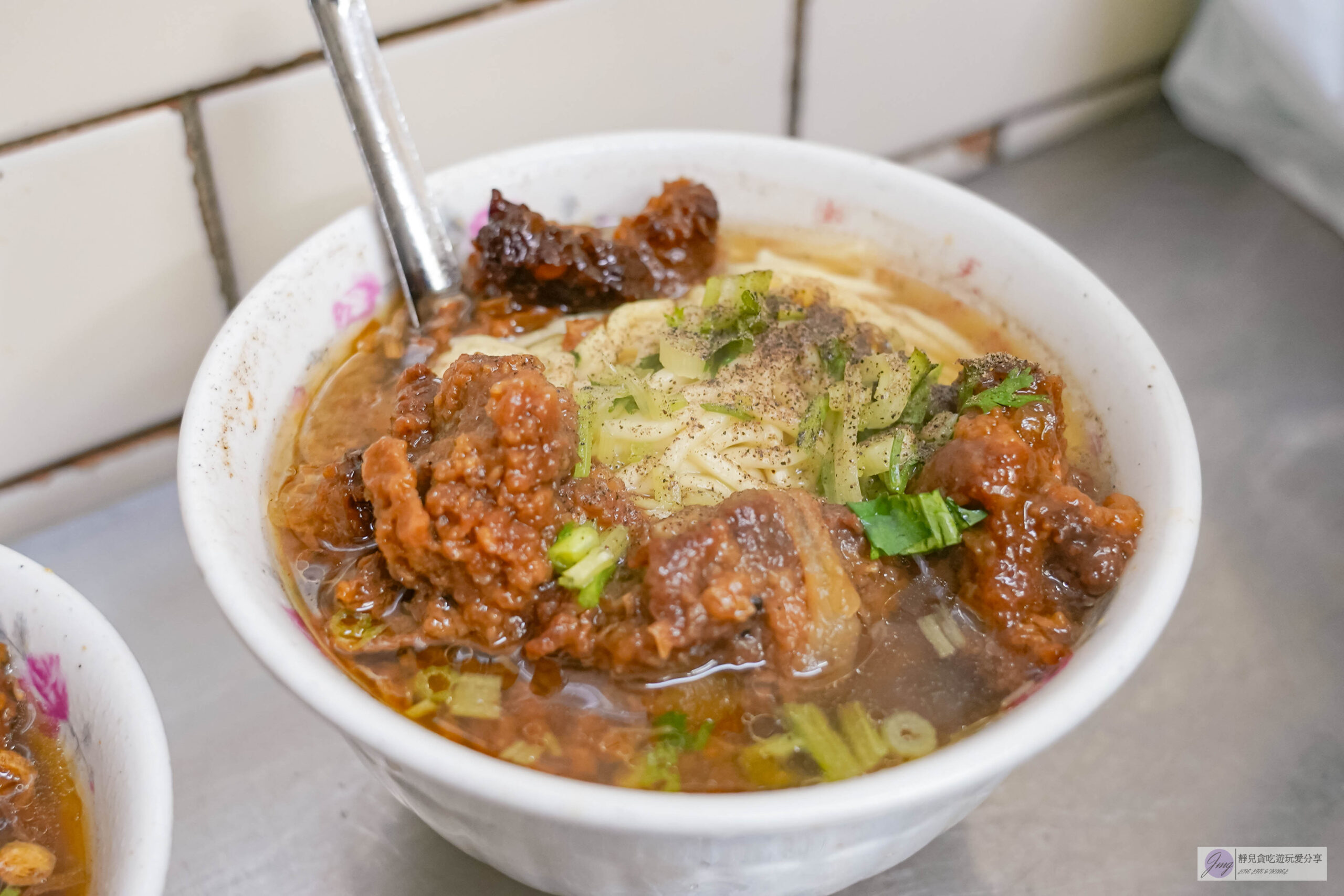 廟東清水排骨麵店-在地超過55年老字號!傳承三代的人氣排隊排骨酥麵,祖傳秘方醃製骨軟肉香/豐原廟東夜市 @靜兒貪吃遊玩愛分享 廟東清水排骨麵店-在地超過55年老字號!傳承三代的人氣排隊排骨酥麵,祖傳秘方醃製骨軟肉香/豐原廟東夜市 @靜兒貪吃遊玩愛分享