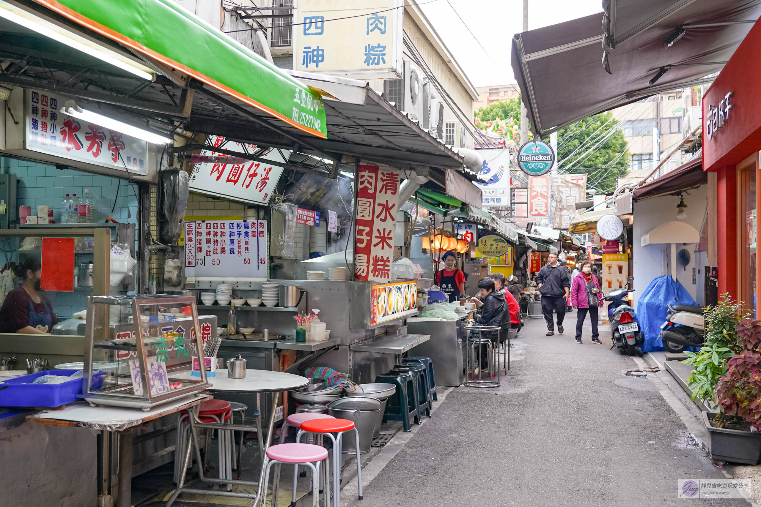 廟東清水排骨麵店-在地超過55年老字號!傳承三代的人氣排隊排骨酥麵,祖傳秘方醃製骨軟肉香/豐原廟東夜市 @靜兒貪吃遊玩愛分享 廟東清水排骨麵店-在地超過55年老字號!傳承三代的人氣排隊排骨酥麵,祖傳秘方醃製骨軟肉香/豐原廟東夜市 @靜兒貪吃遊玩愛分享