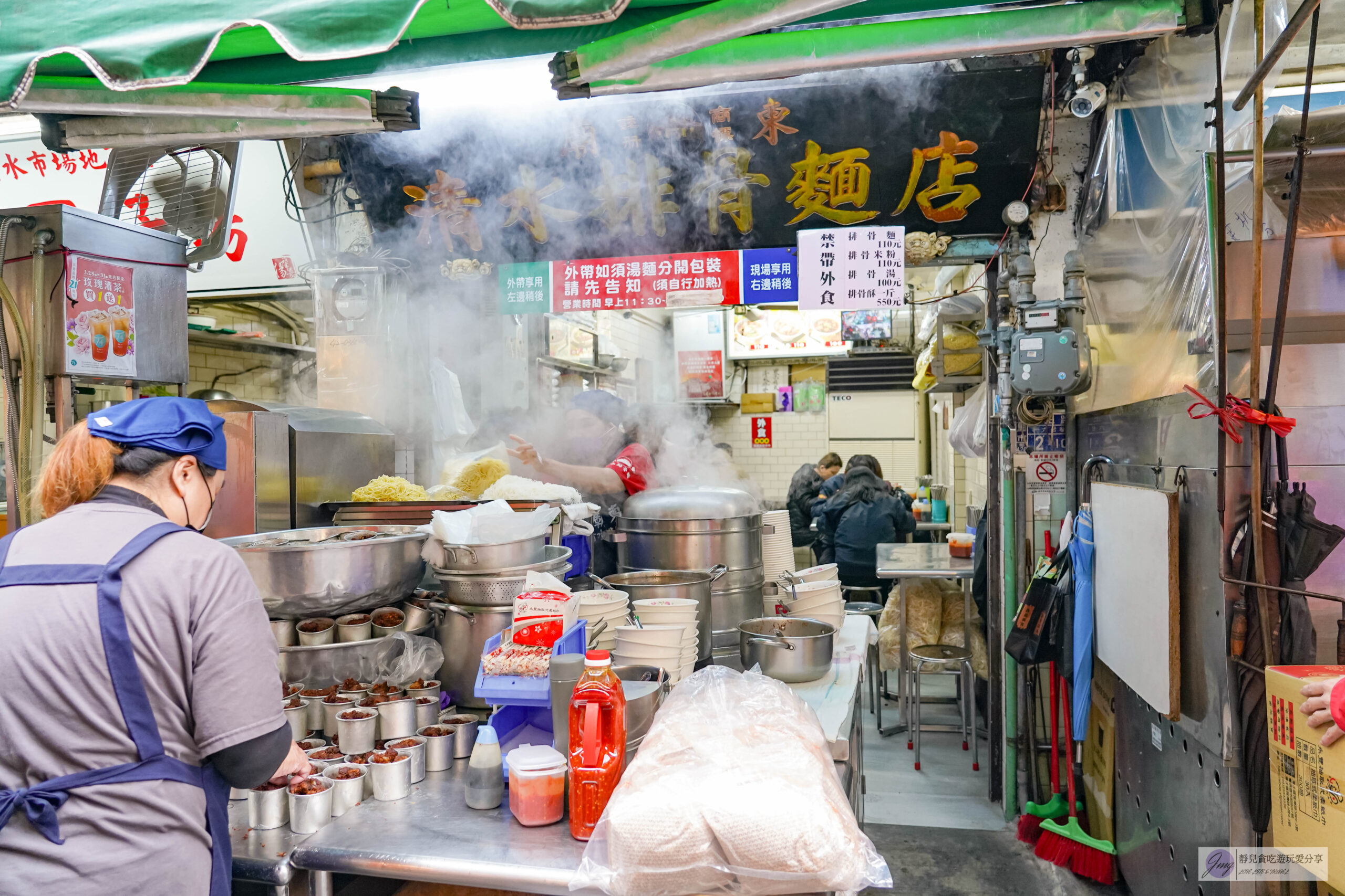 廟東清水排骨麵店-在地超過55年老字號！傳承三代的人氣排隊排骨酥麵，祖傳秘方醃製骨軟肉香/豐原廟東夜市 @靜兒貪吃遊玩愛分享