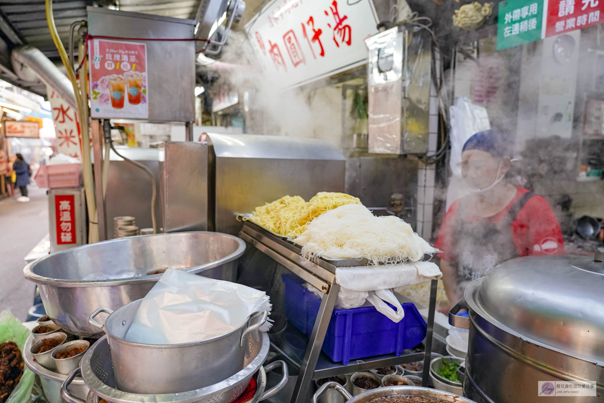 廟東清水排骨麵店-在地超過55年老字號！傳承三代的人氣排隊排骨酥麵，祖傳秘方醃製骨軟肉香/豐原廟東夜市 @靜兒貪吃遊玩愛分享