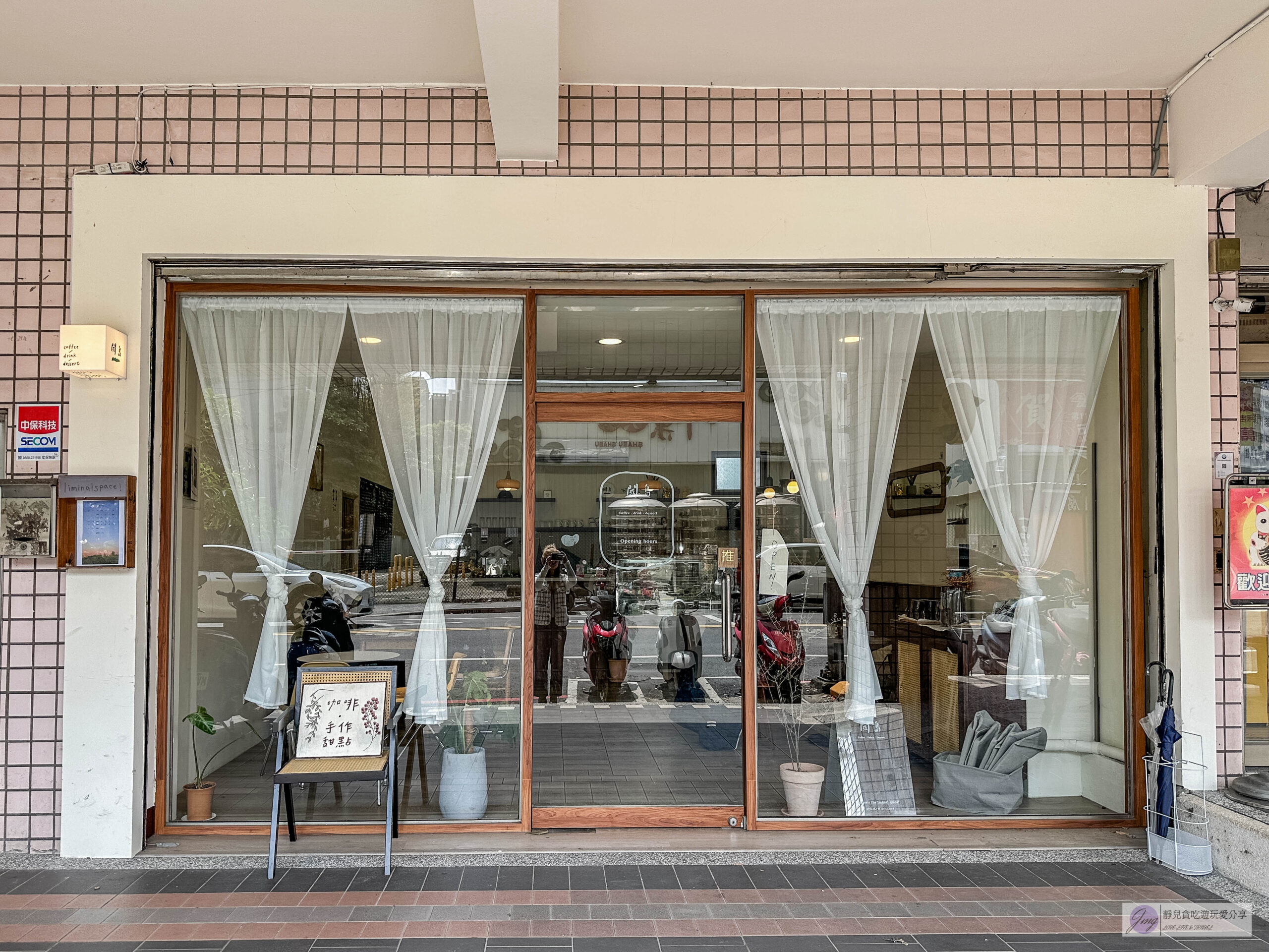 閾島 Liminal Space-簡約木質文青柔美咖啡廳，季節限定草莓焙茶戚風、酒香濃郁提拉米蘇推薦 @靜兒貪吃遊玩愛分享
