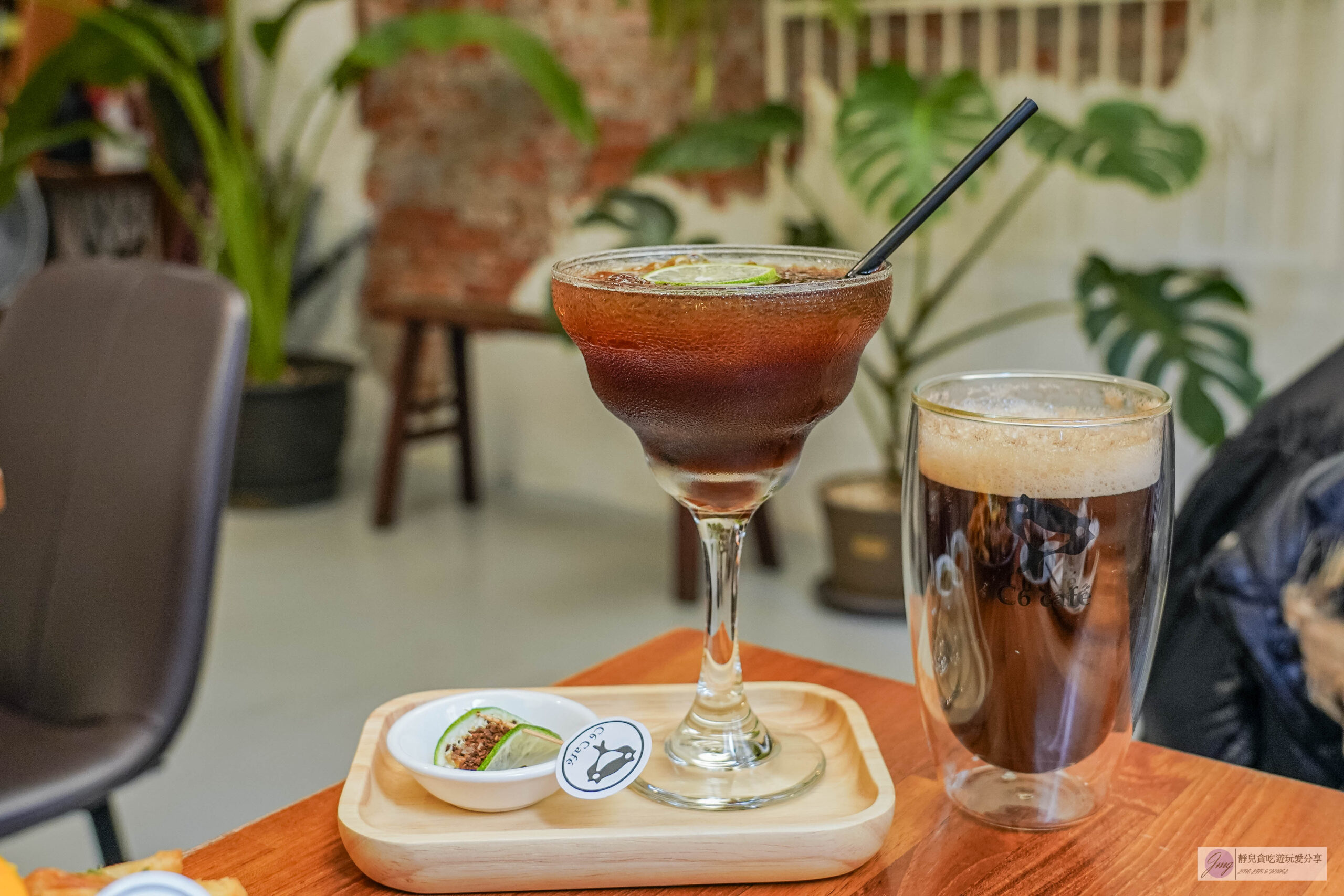 C6 Cafe 喜遛咖啡-藏身在小巷弄內！人氣文青鄉村風格咖啡廳，份量十足香烤迷迭香檸檬雞腿排、青檸咖啡推薦/鄰近藝文特區 @靜兒貪吃遊玩愛分享