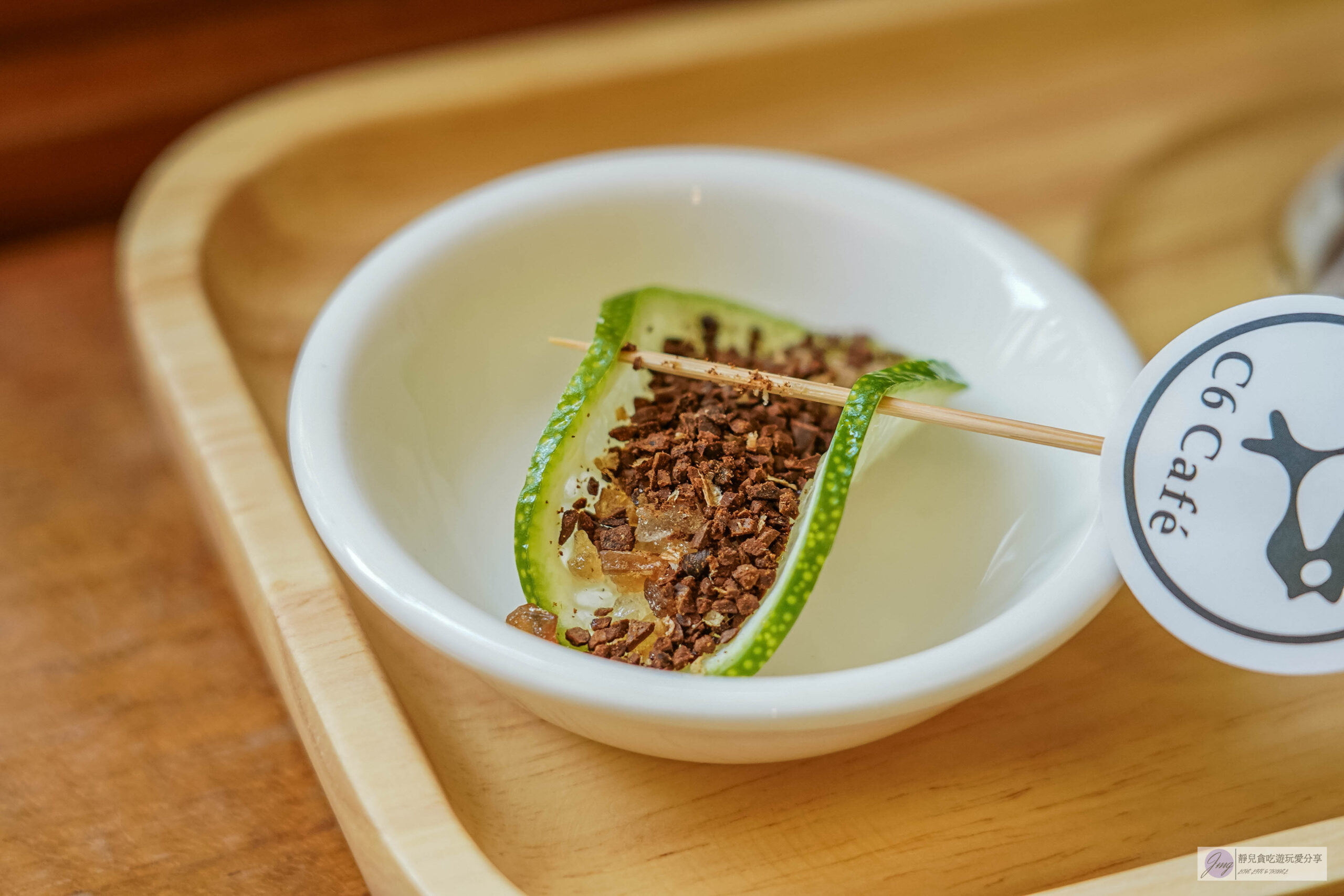 C6 Cafe 喜遛咖啡-藏身在小巷弄內！人氣文青鄉村風格咖啡廳，份量十足香烤迷迭香檸檬雞腿排、青檸咖啡推薦/鄰近藝文特區 @靜兒貪吃遊玩愛分享