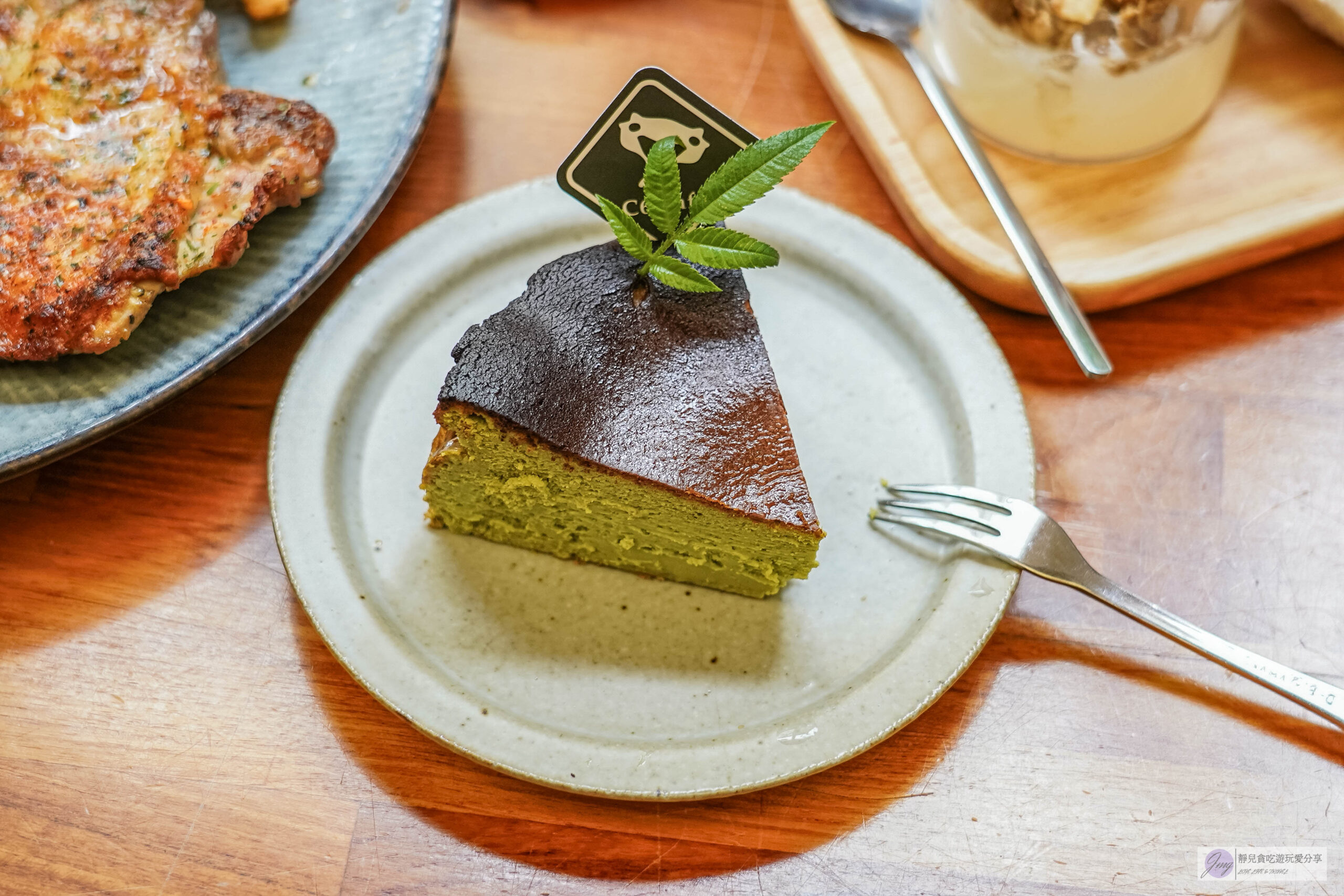 C6 Cafe 喜遛咖啡-藏身在小巷弄內！人氣文青鄉村風格咖啡廳，份量十足香烤迷迭香檸檬雞腿排、青檸咖啡推薦/鄰近藝文特區 @靜兒貪吃遊玩愛分享