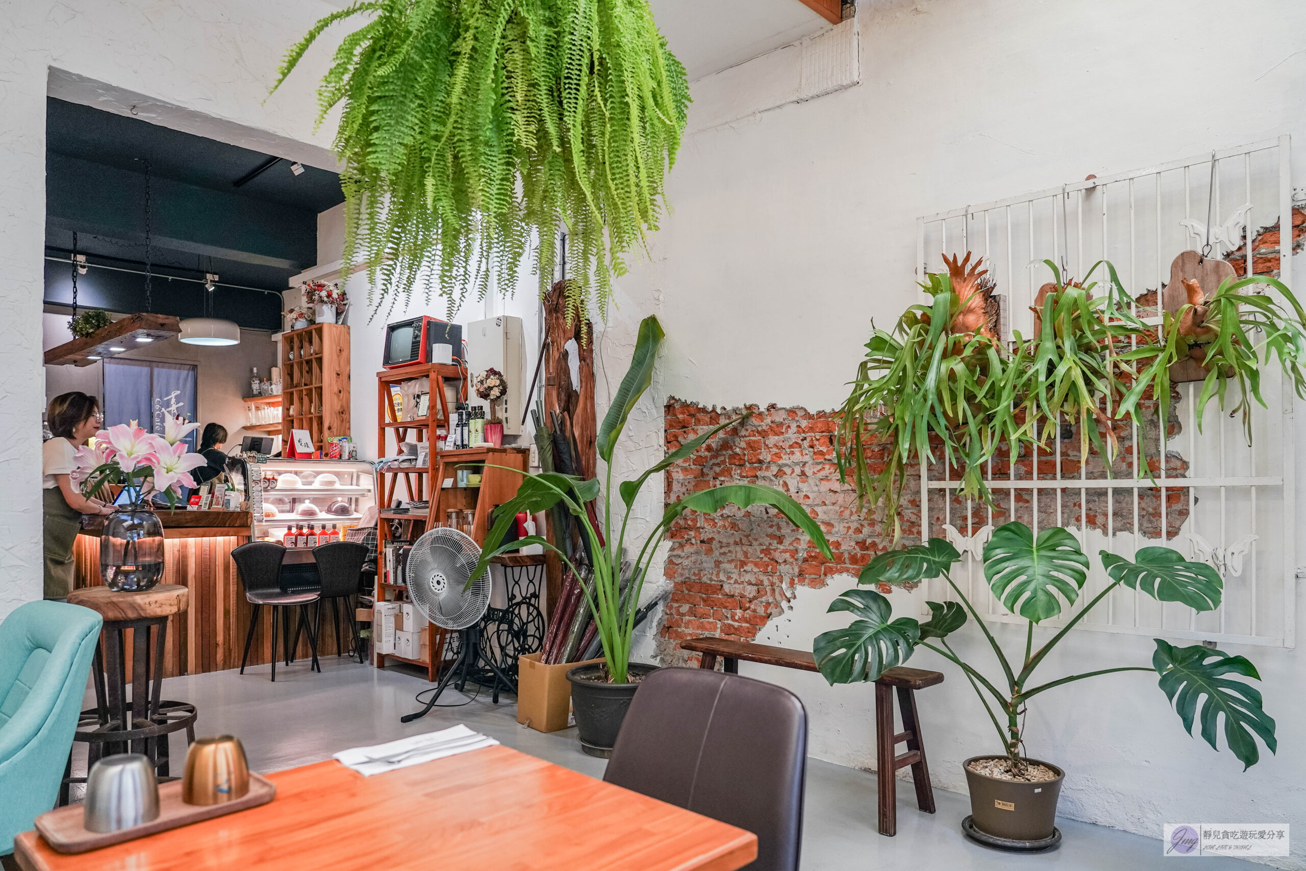C6 Cafe 喜遛咖啡-藏身在小巷弄內！人氣文青鄉村風格咖啡廳，份量十足香烤迷迭香檸檬雞腿排、青檸咖啡推薦/鄰近藝文特區 @靜兒貪吃遊玩愛分享