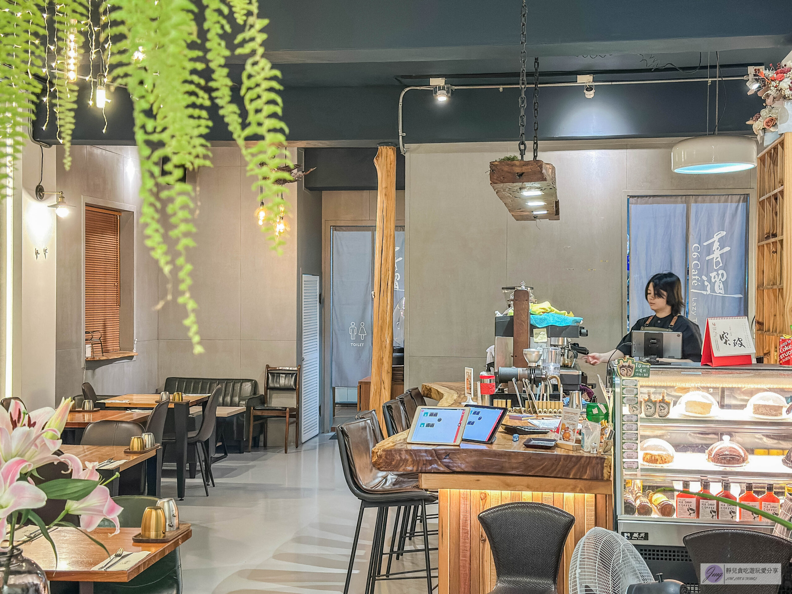 C6 Cafe 喜遛咖啡-藏身在小巷弄內！人氣文青鄉村風格咖啡廳，份量十足香烤迷迭香檸檬雞腿排、青檸咖啡推薦/鄰近藝文特區 @靜兒貪吃遊玩愛分享