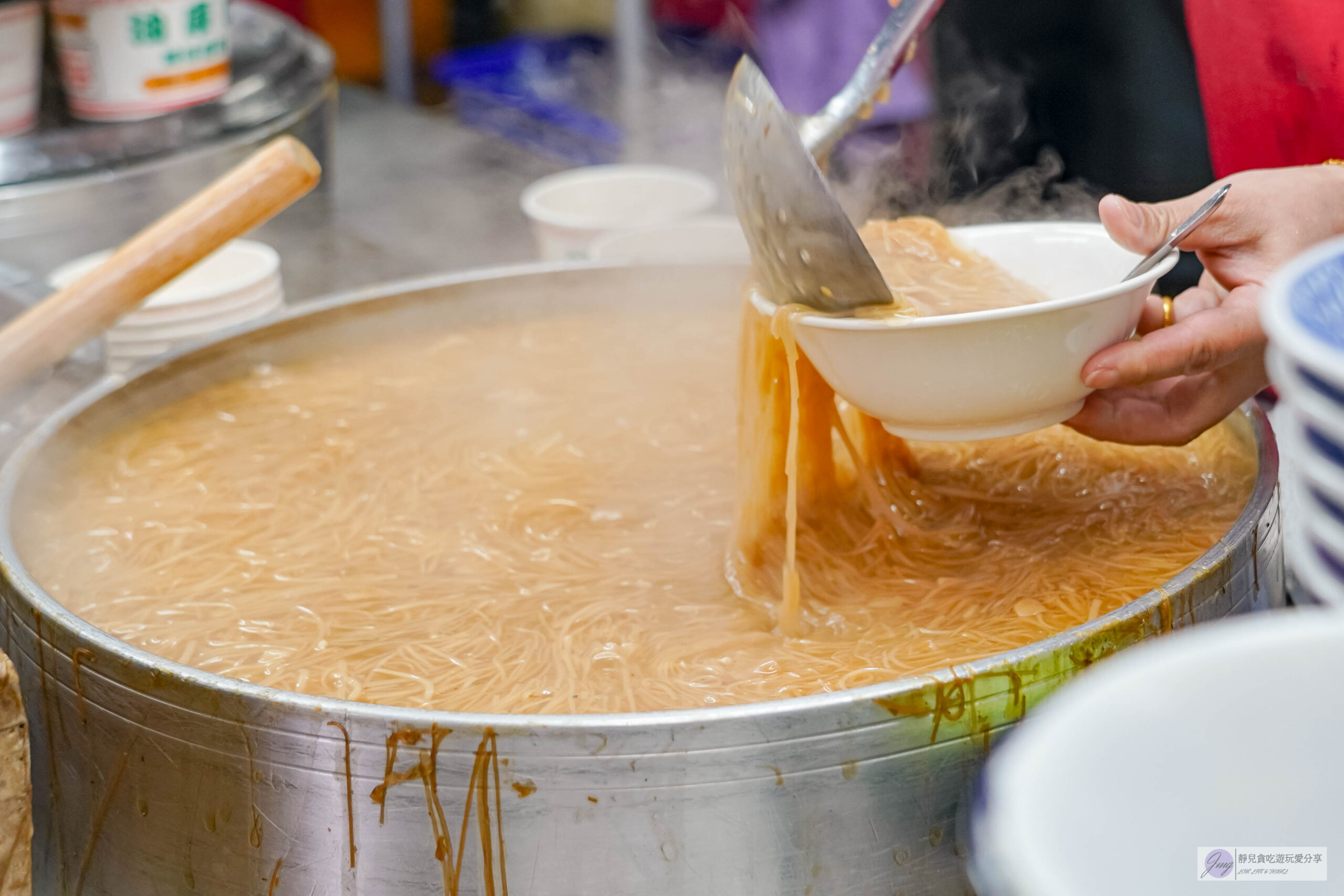 油庫口蚵仔麵線-在地39年老店！人氣排隊麵線，網評高達9000多則，蚵仔麵線配烤香腸在地老饕的最愛/鄰近板橋車站 @靜兒貪吃遊玩愛分享