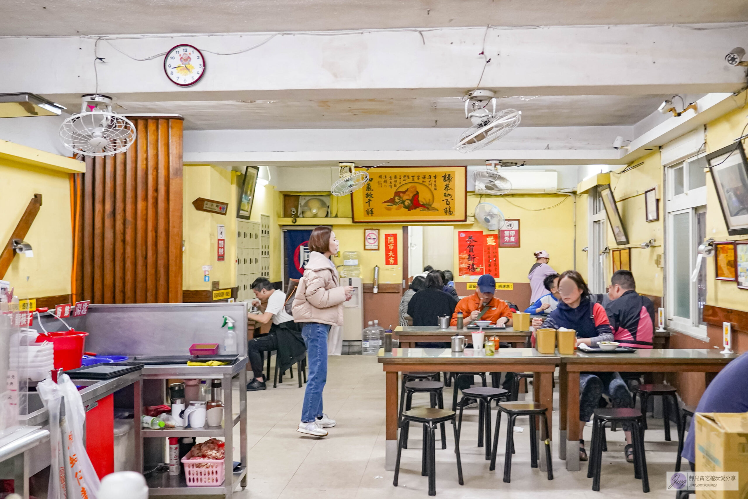 油庫口蚵仔麵線-在地39年老店！人氣排隊麵線，網評高達9000多則，蚵仔麵線配烤香腸在地老饕的最愛/鄰近板橋車站 @靜兒貪吃遊玩愛分享