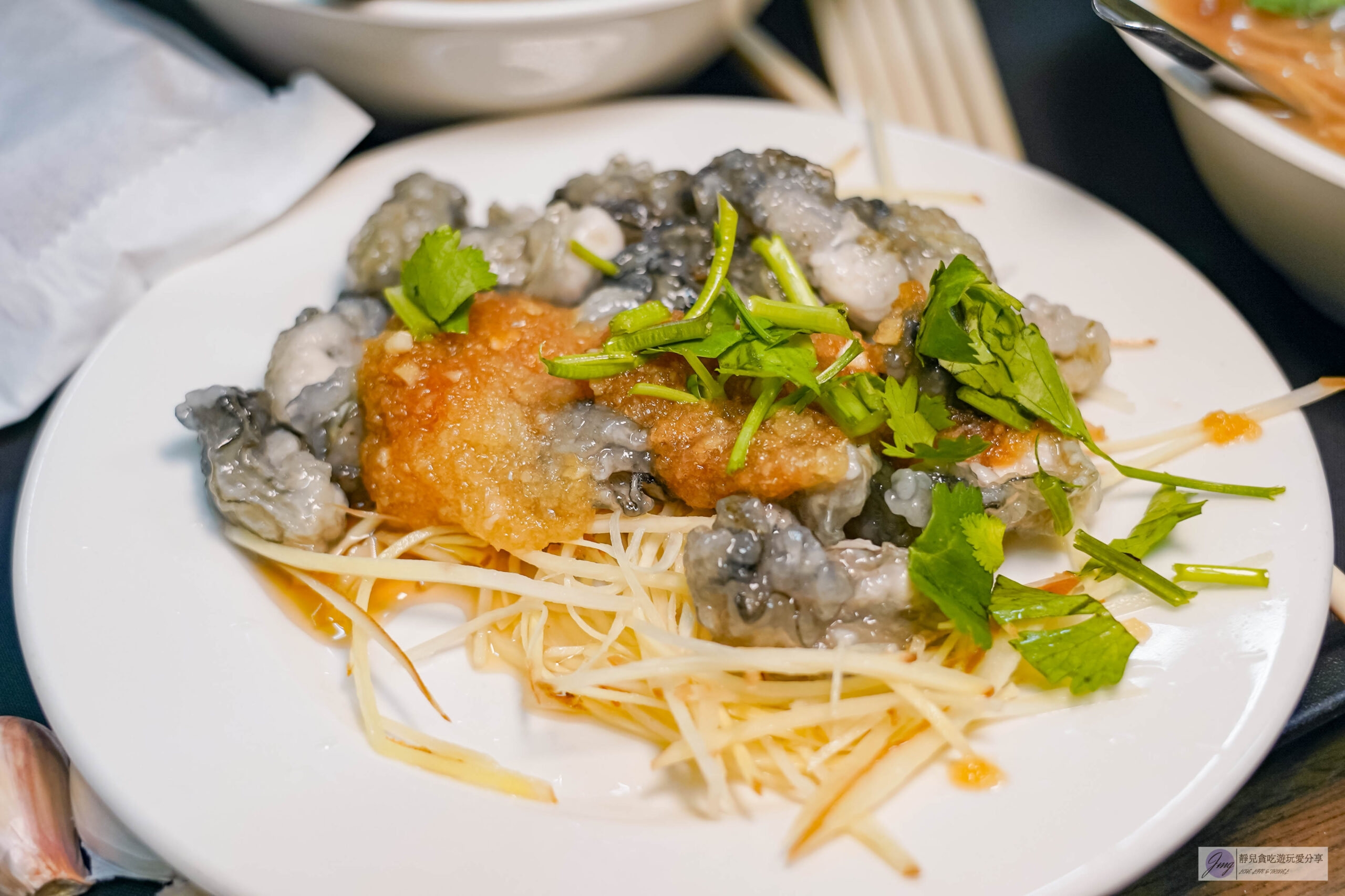 油庫口蚵仔麵線-在地39年老店！人氣排隊麵線，網評高達9000多則，蚵仔麵線配烤香腸在地老饕的最愛/鄰近板橋車站 @靜兒貪吃遊玩愛分享