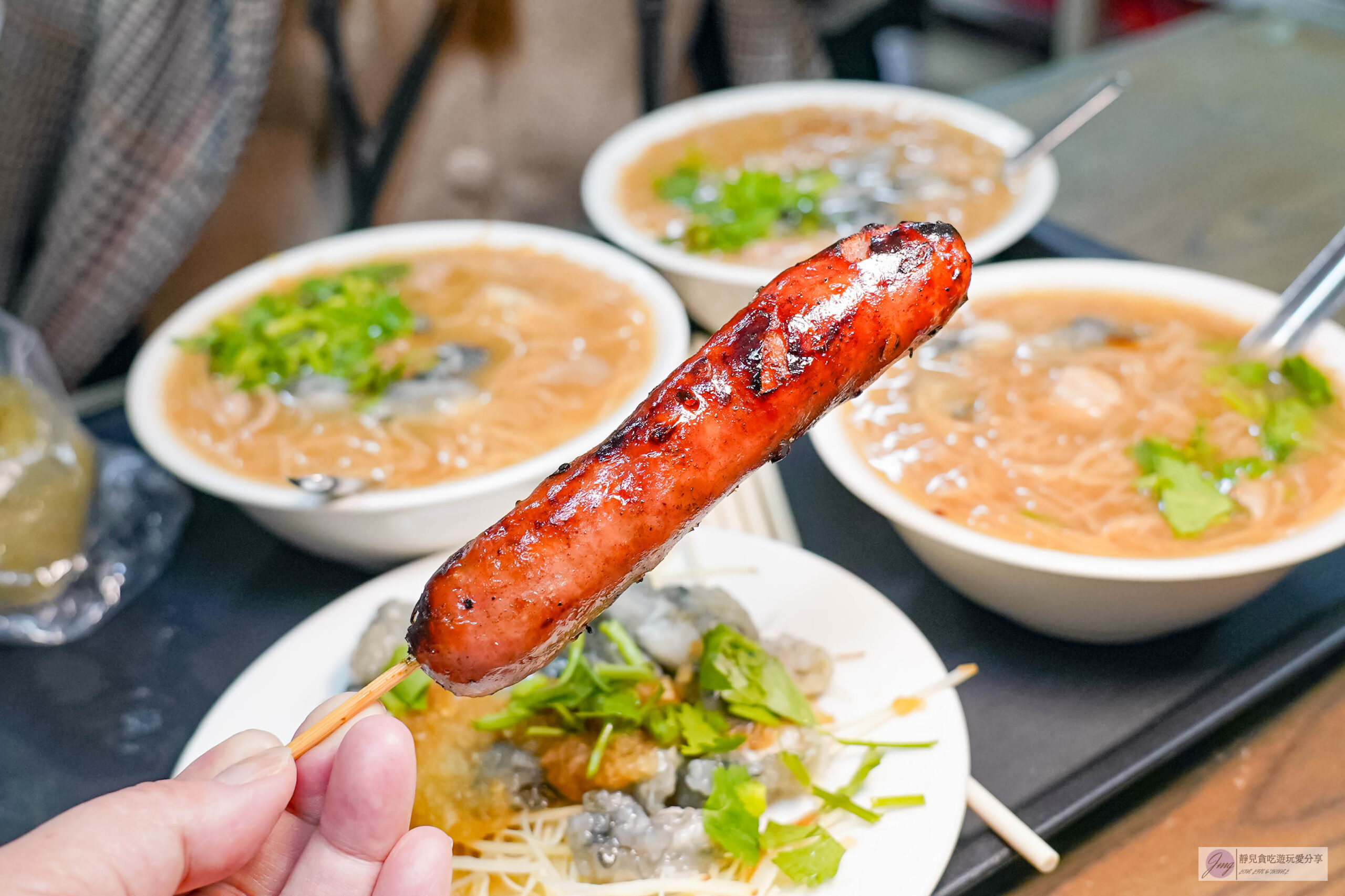 油庫口蚵仔麵線-在地39年老店！人氣排隊麵線，網評高達9000多則，蚵仔麵線配烤香腸在地老饕的最愛/鄰近板橋車站 @靜兒貪吃遊玩愛分享