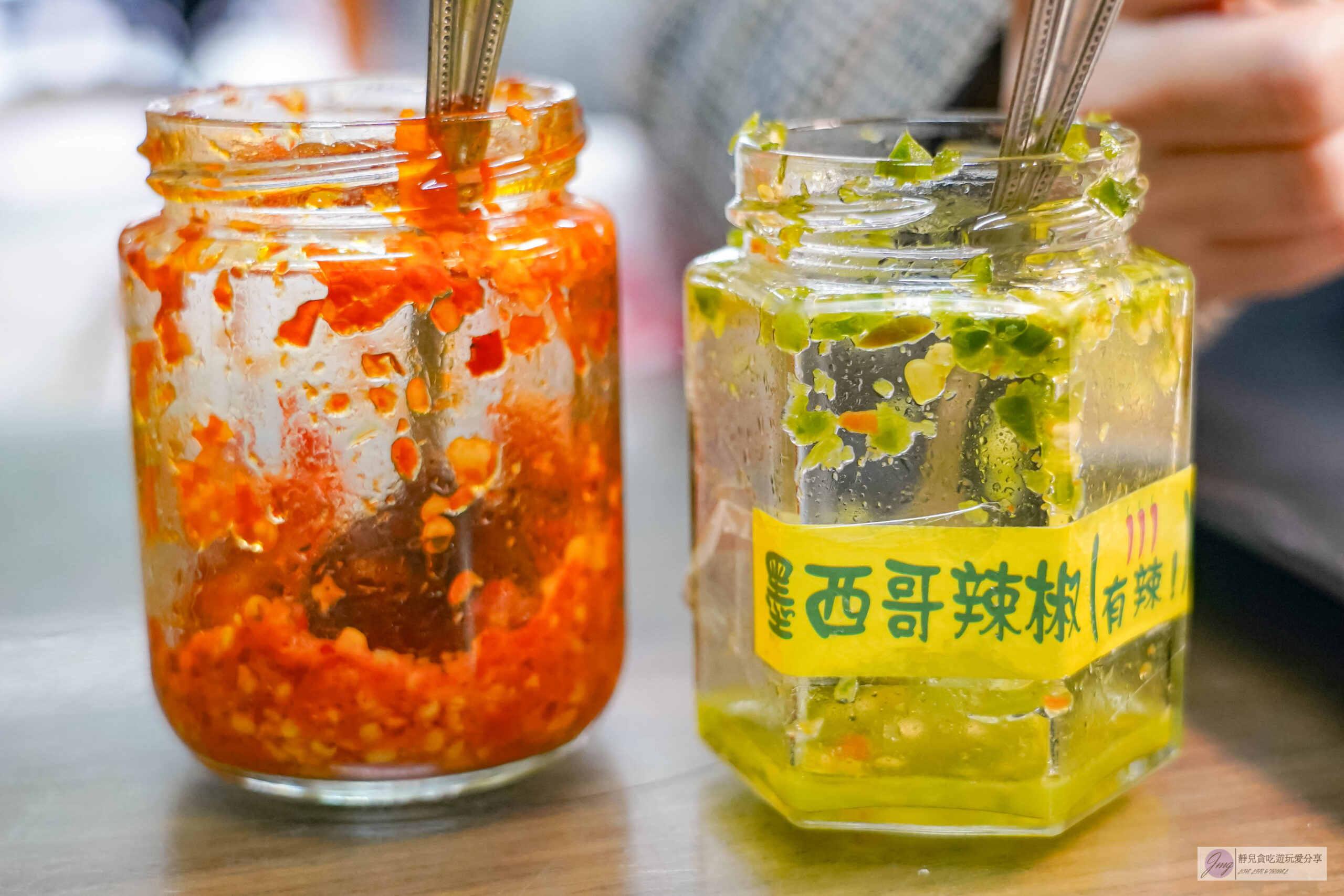 油庫口蚵仔麵線-在地39年老店！人氣排隊麵線，網評高達9000多則，蚵仔麵線配烤香腸在地老饕的最愛/鄰近板橋車站 @靜兒貪吃遊玩愛分享