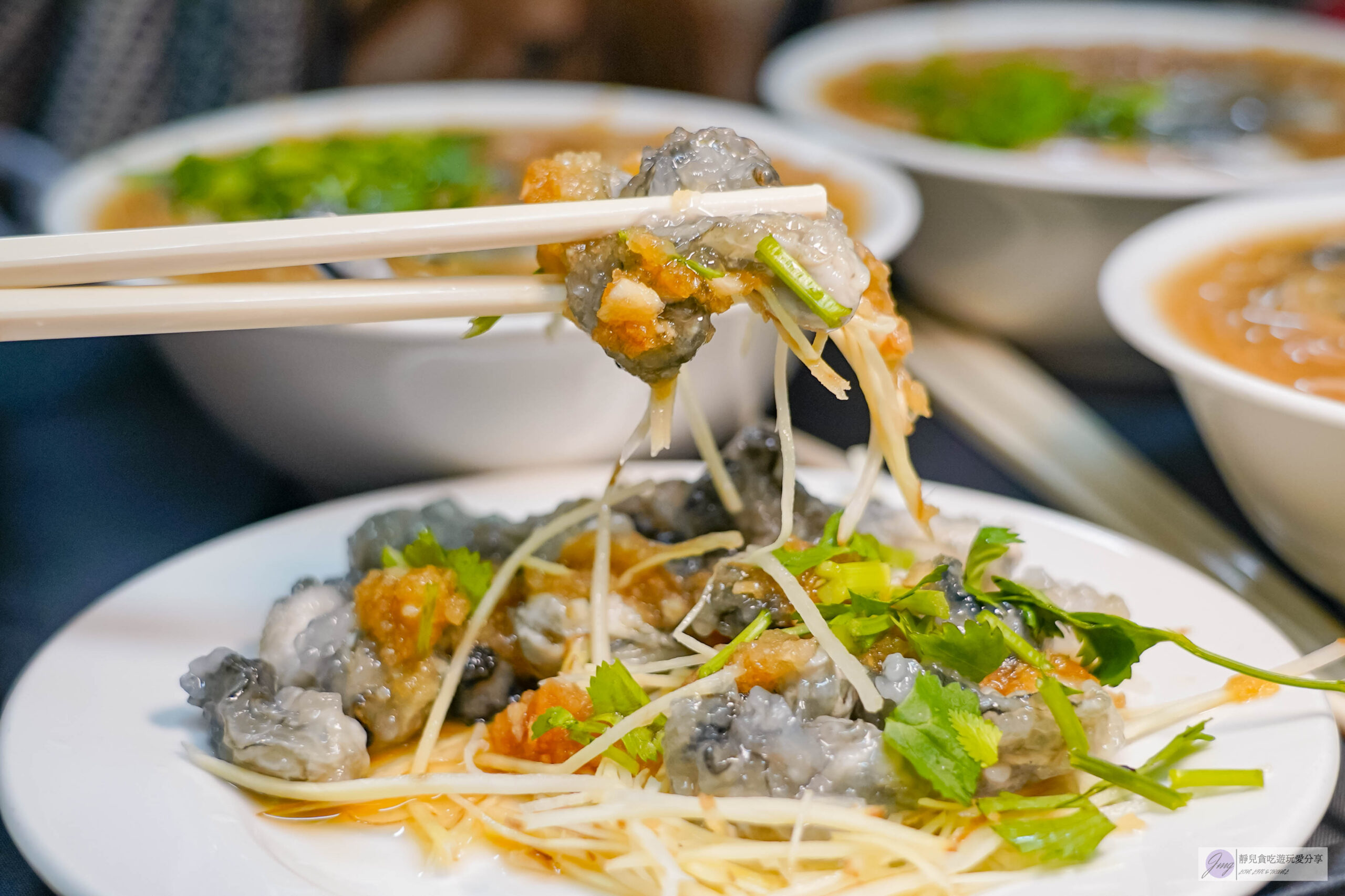 油庫口蚵仔麵線-在地39年老店！人氣排隊麵線，網評高達9000多則，蚵仔麵線配烤香腸在地老饕的最愛/鄰近板橋車站 @靜兒貪吃遊玩愛分享