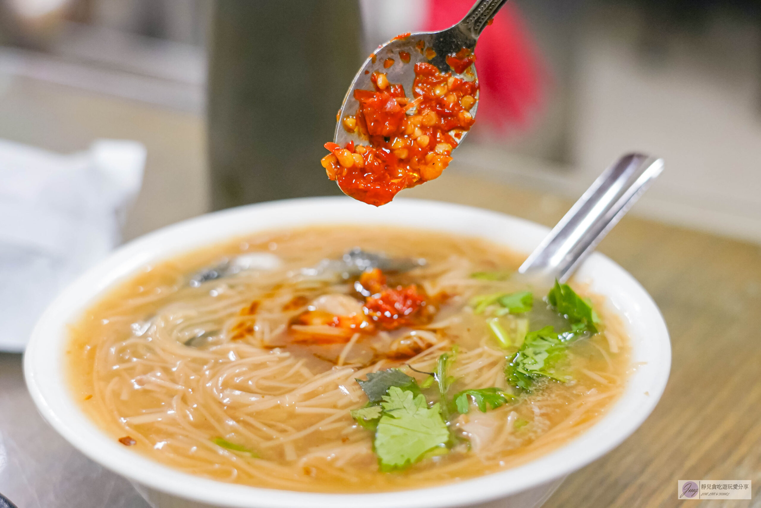 油庫口蚵仔麵線-在地39年老店！人氣排隊麵線，網評高達9000多則，蚵仔麵線配烤香腸在地老饕的最愛/鄰近板橋車站 @靜兒貪吃遊玩愛分享