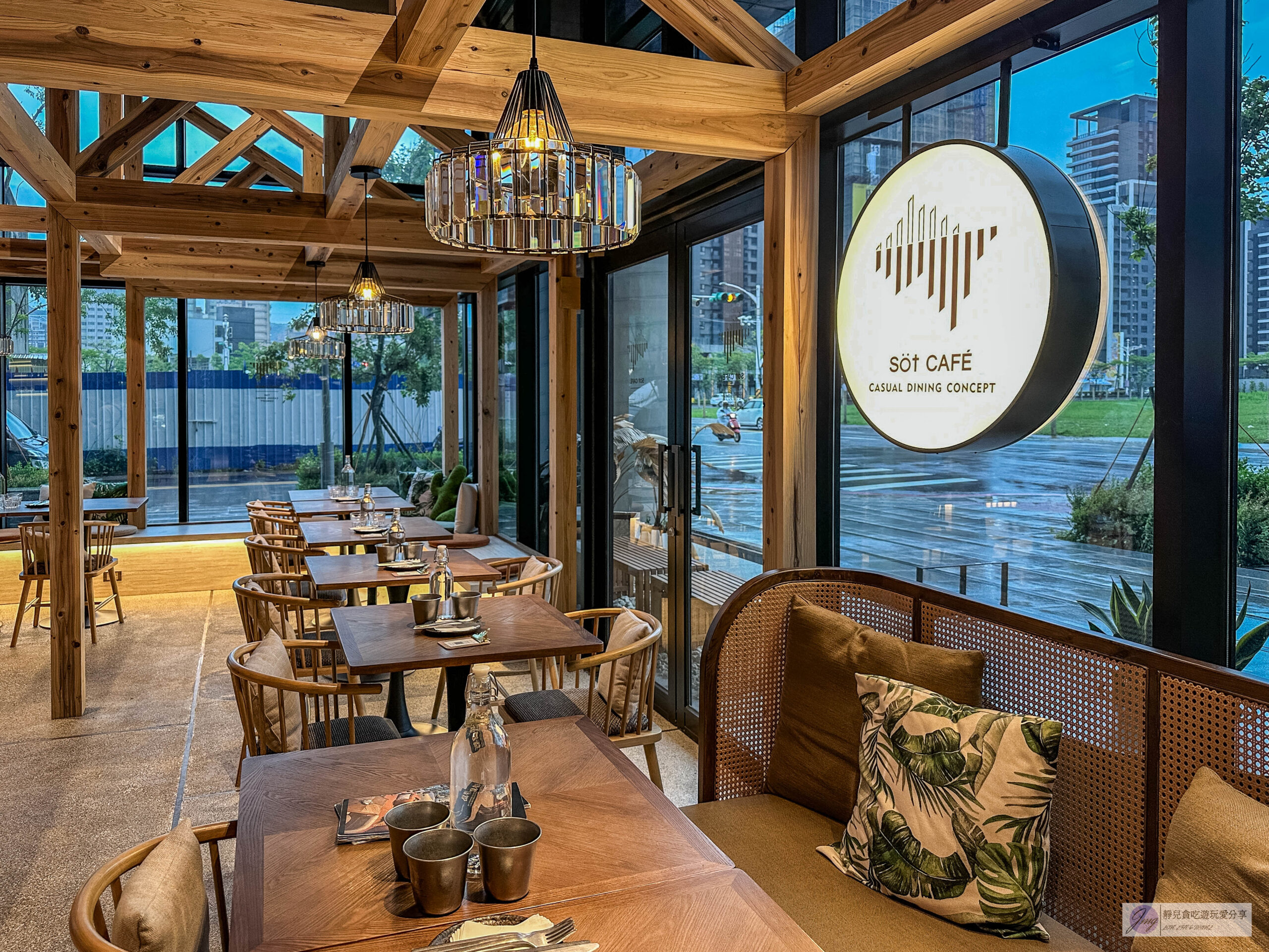 浮島溪 S&ouml;t cafe Rivulet-小檜溪重劃區質感咖啡廳！沈穩內斂簡約北歐風格，外酥內軟Q的水滴鬆餅 @靜兒貪吃遊玩愛分享