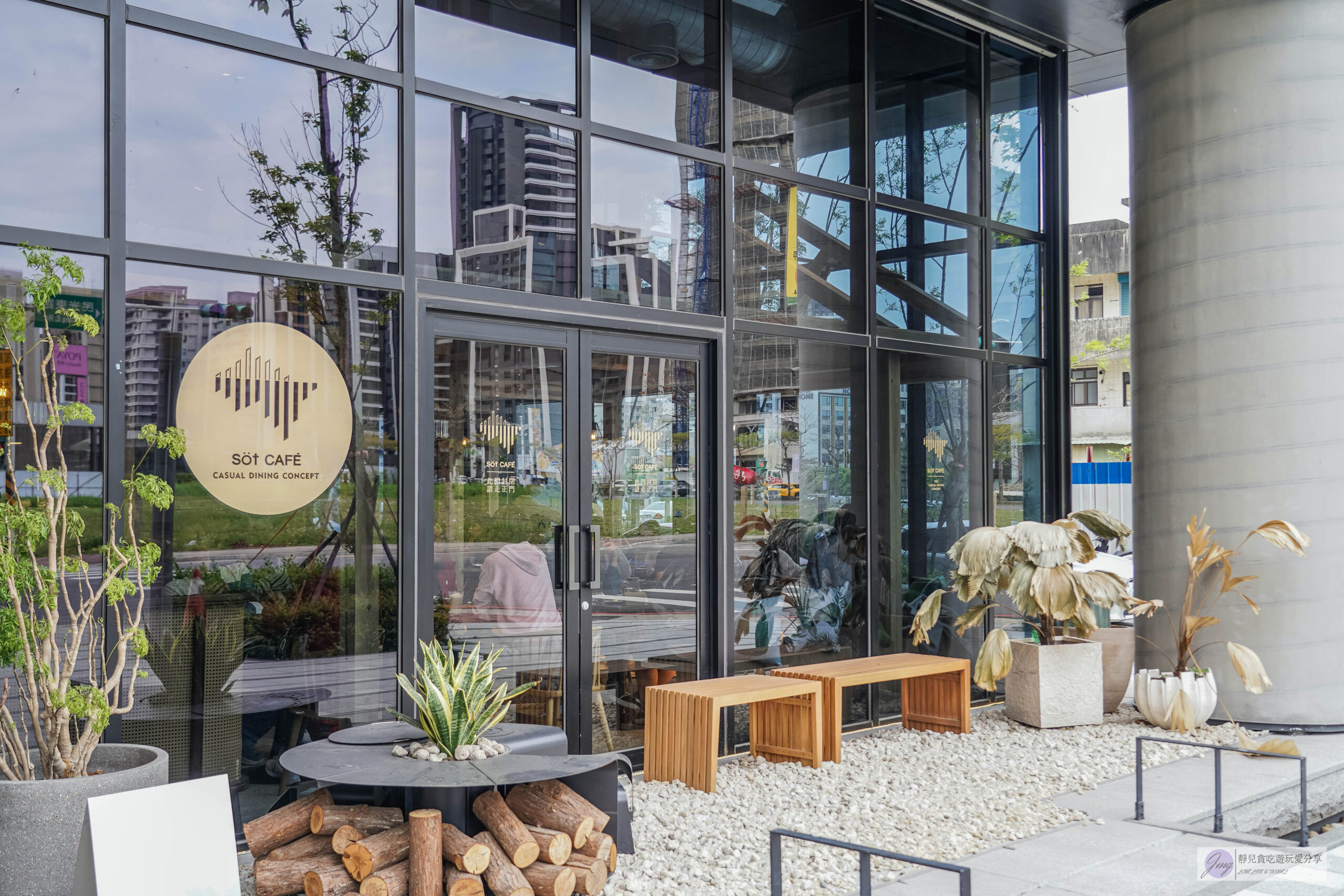 浮島溪 S&ouml;t cafe Rivulet-小檜溪重劃區質感咖啡廳！沈穩內斂簡約北歐風格，外酥內軟Q的水滴鬆餅 @靜兒貪吃遊玩愛分享