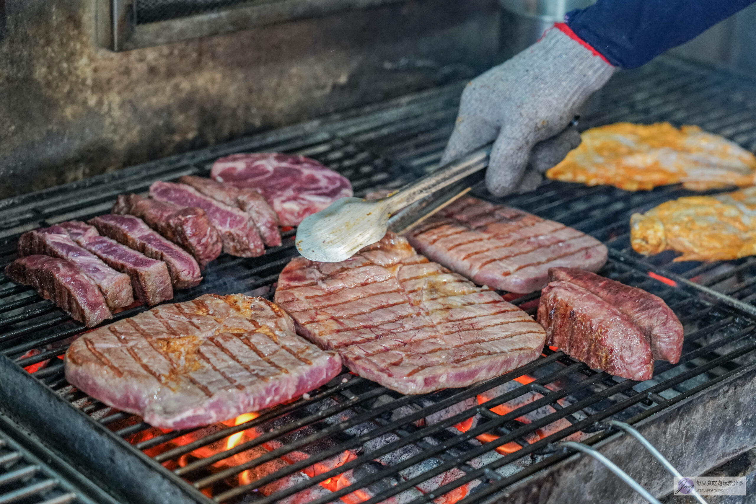 熾焰美式炭烤牛排The Flame STEAK HOUSE-肉控的最愛！！原肉牛排最低只要310元，在地超人氣半露天美式炭烤牛排店，推薦軟嫩多汁的老饕板鍵牛排/鄰近中央大學 @靜兒貪吃遊玩愛分享